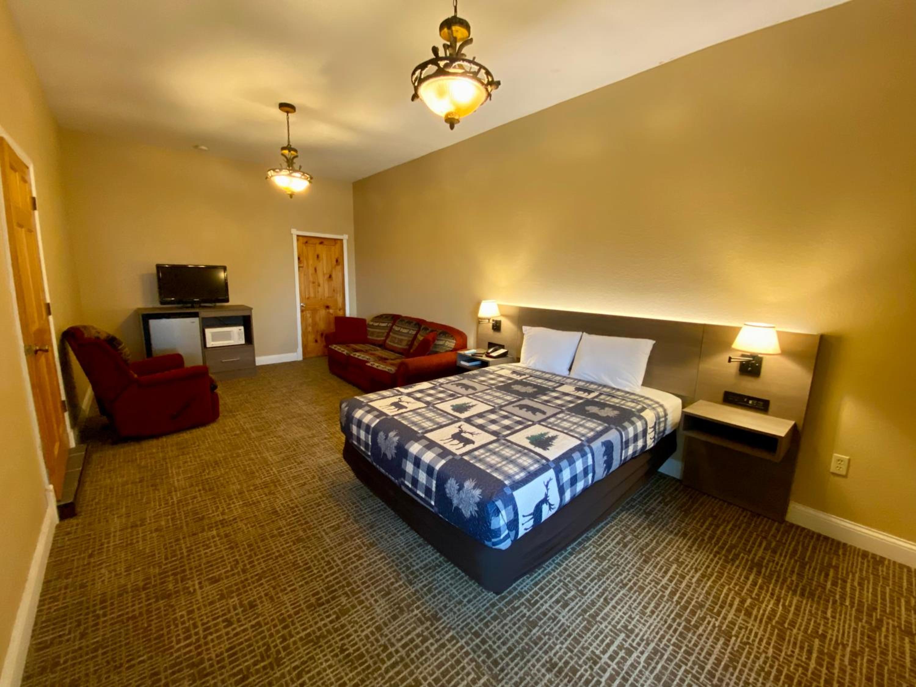 Queen Suite - Photo 1