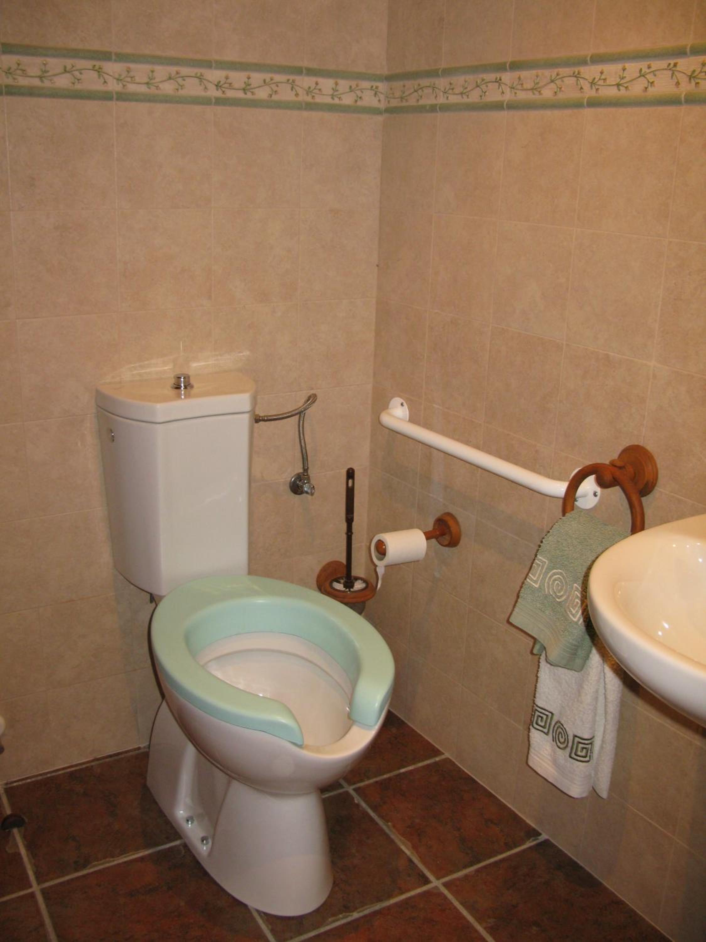Twin Room - Disability Access photo 3