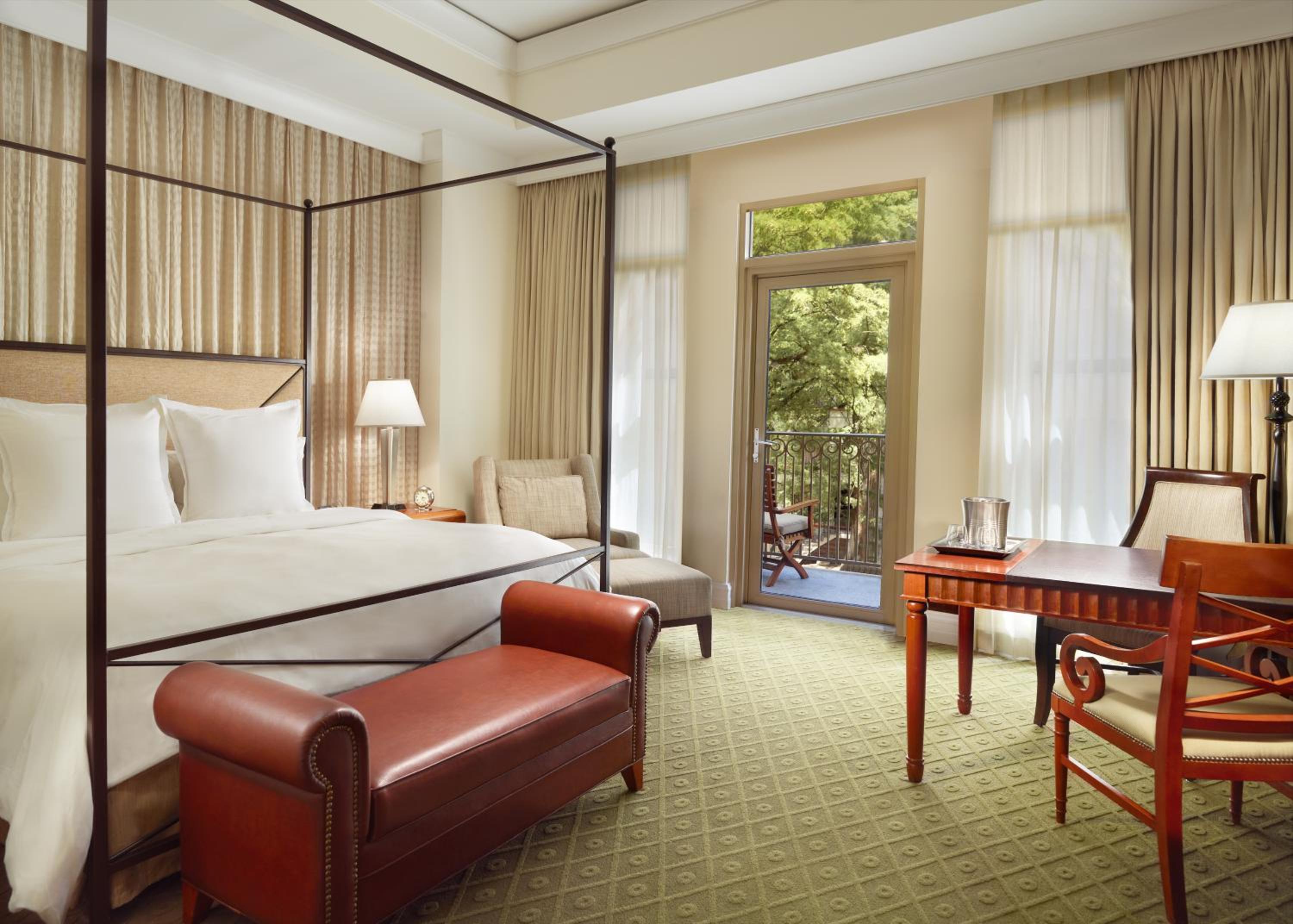 Premier Riverview Room – 1 King Bed - Photo 1