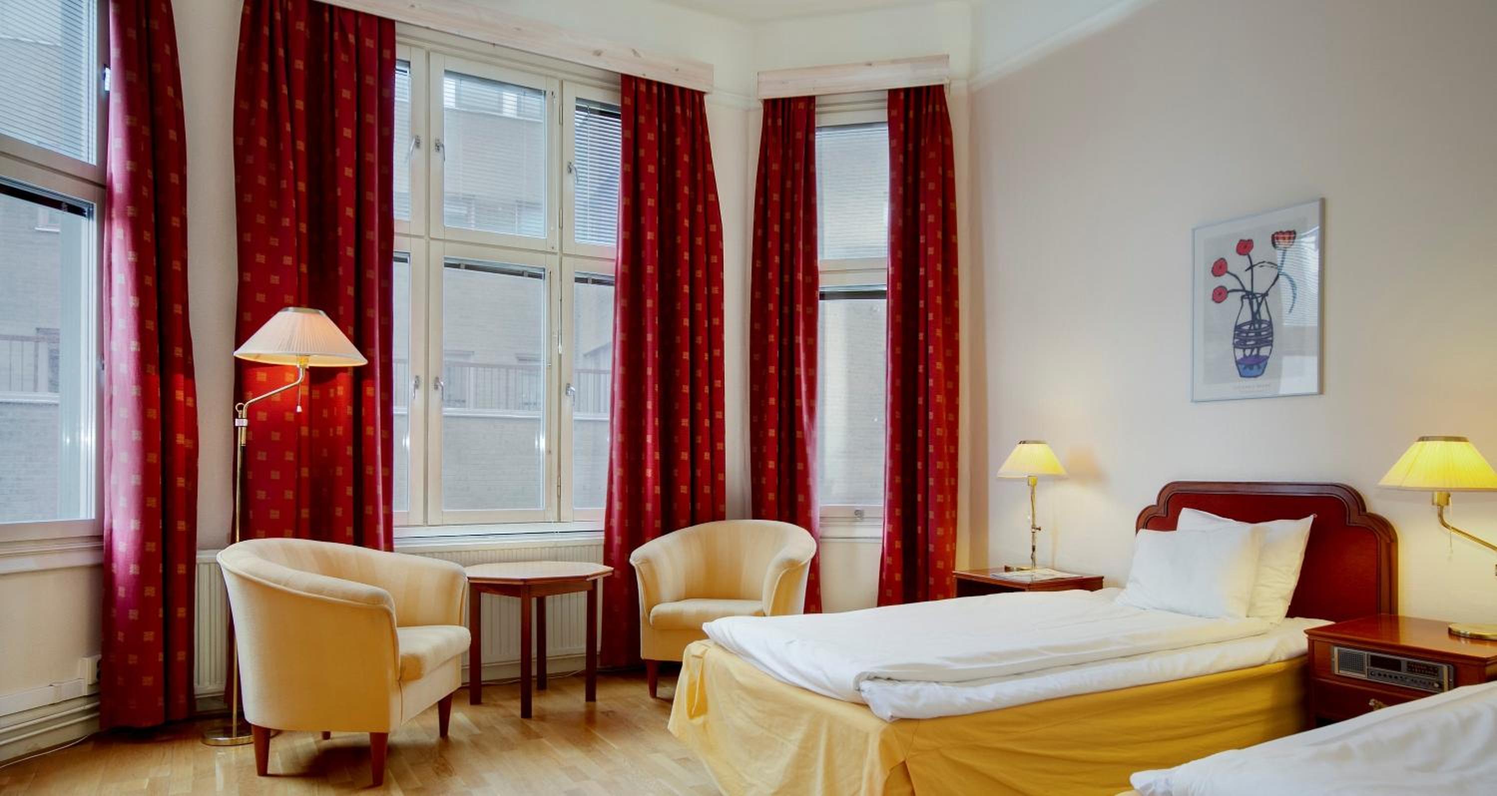 Superior Family Room - Photo 1
