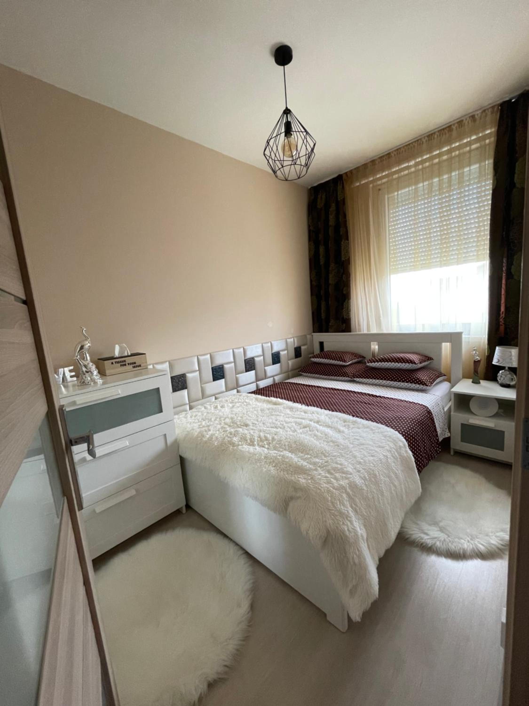 One-Bedroom Apartment - Photo 2