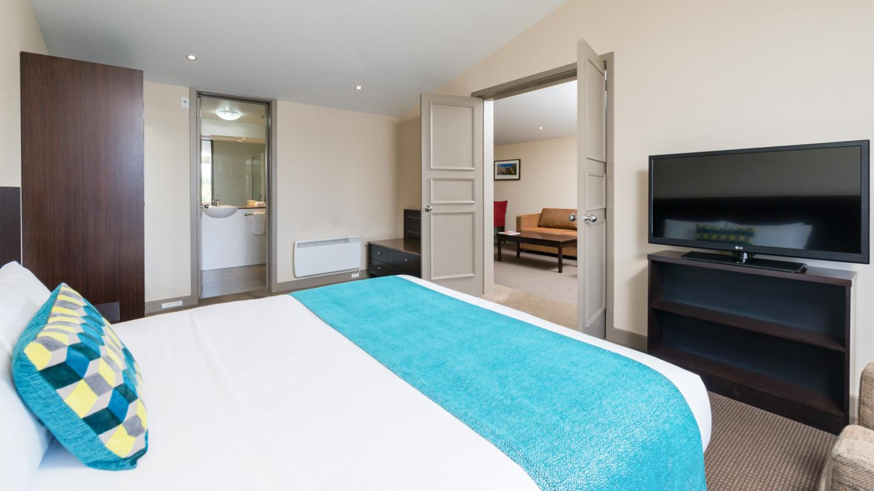 Junior Suite with Lake View and Balcony - Photo 11