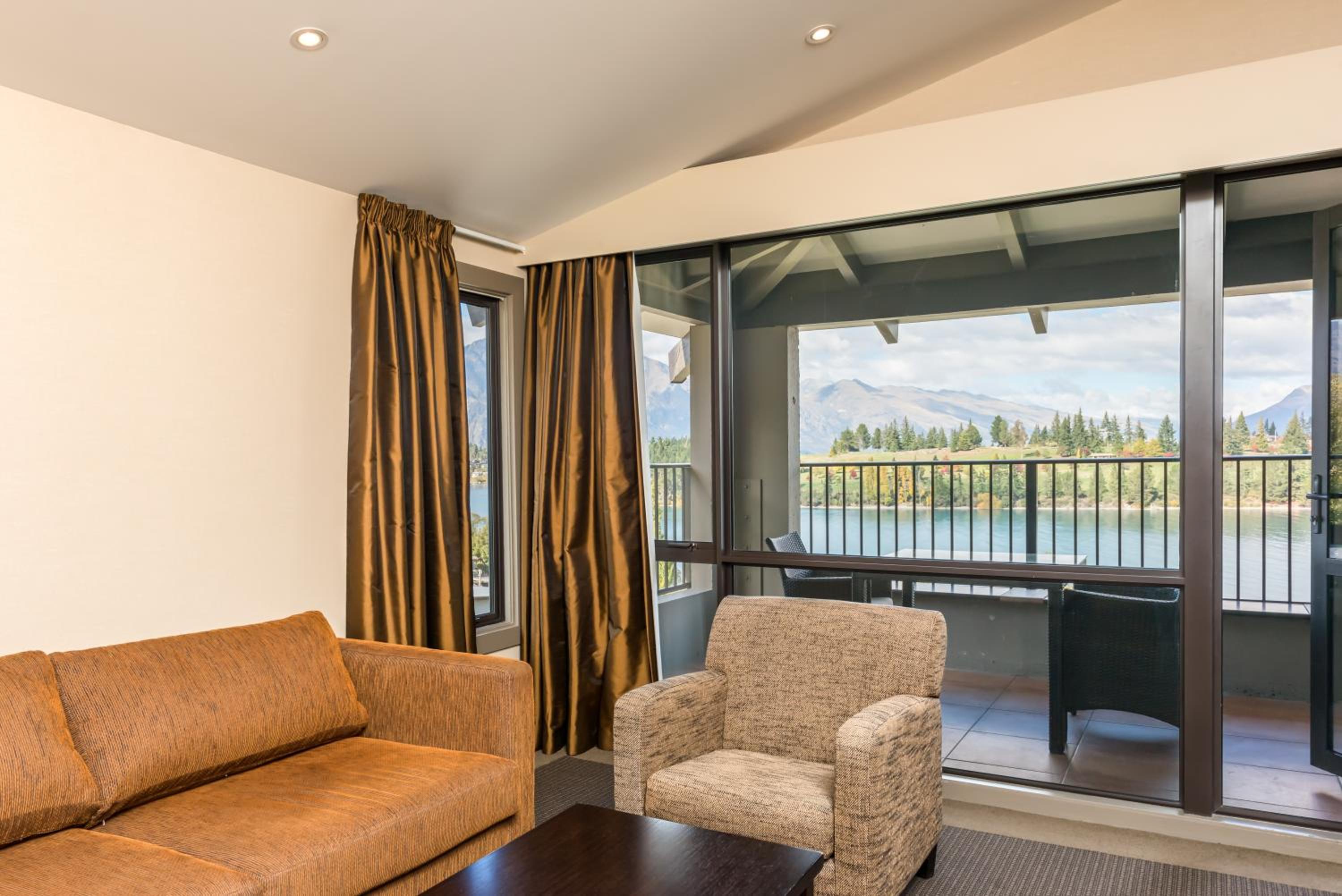 Junior Suite with Lake View and Balcony - Photo 1