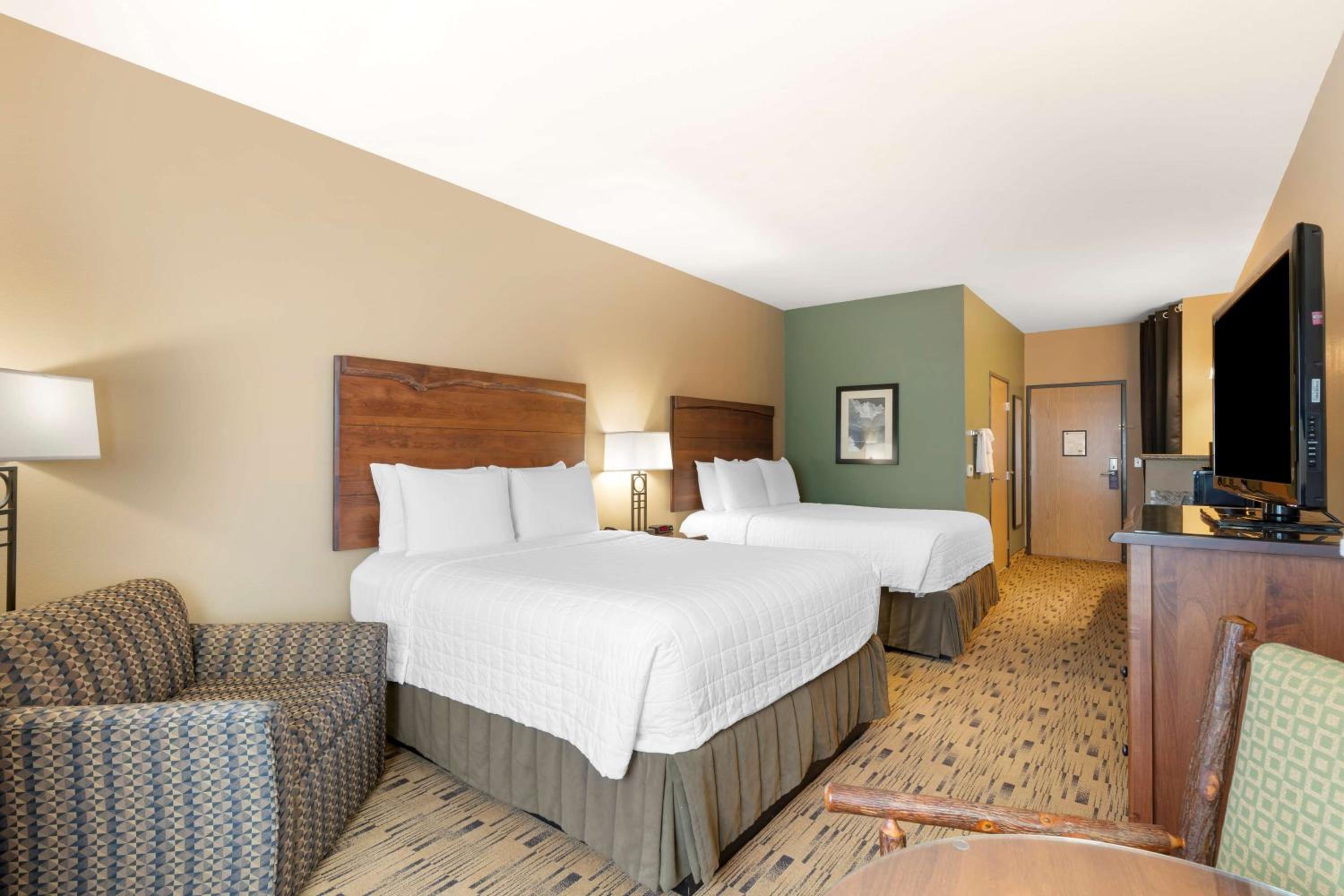 Queen Suite with Walk-In Shower - Disability Access/Non-Smoking