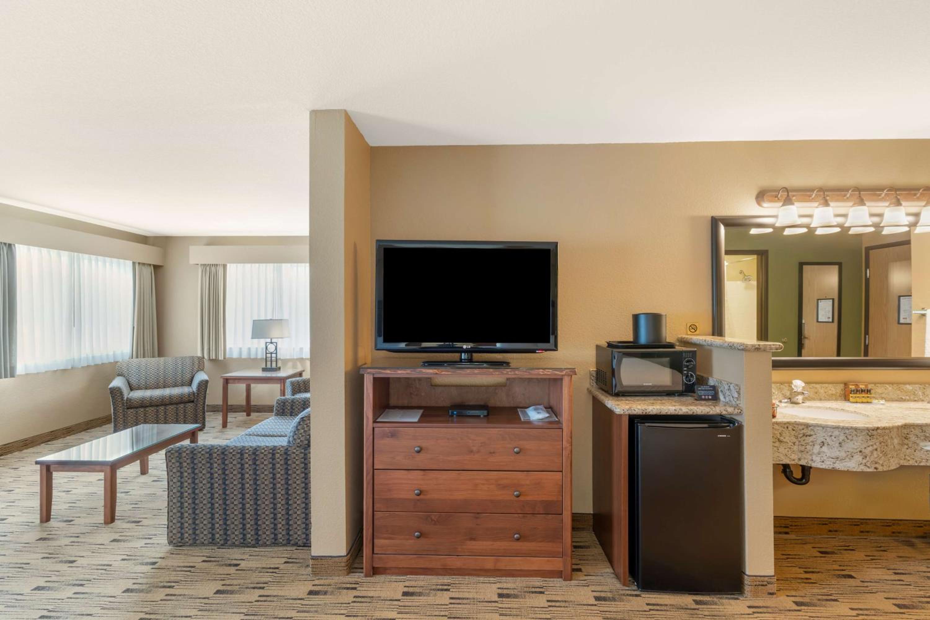 Deluxe Queen Room with Two Queen Beds - River View
