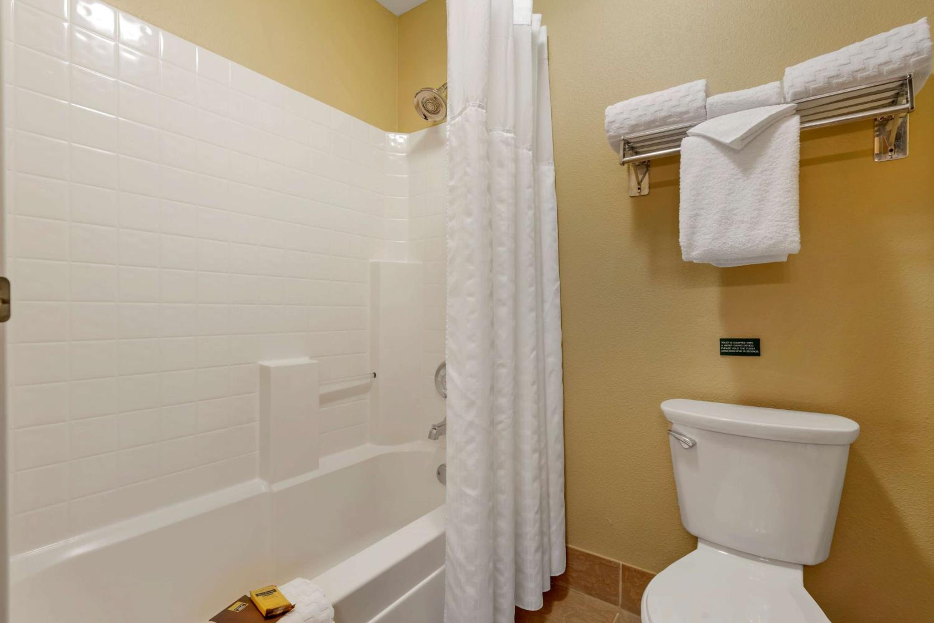 Queen Room with Two Queen Beds and Balcony - River View photo 3
