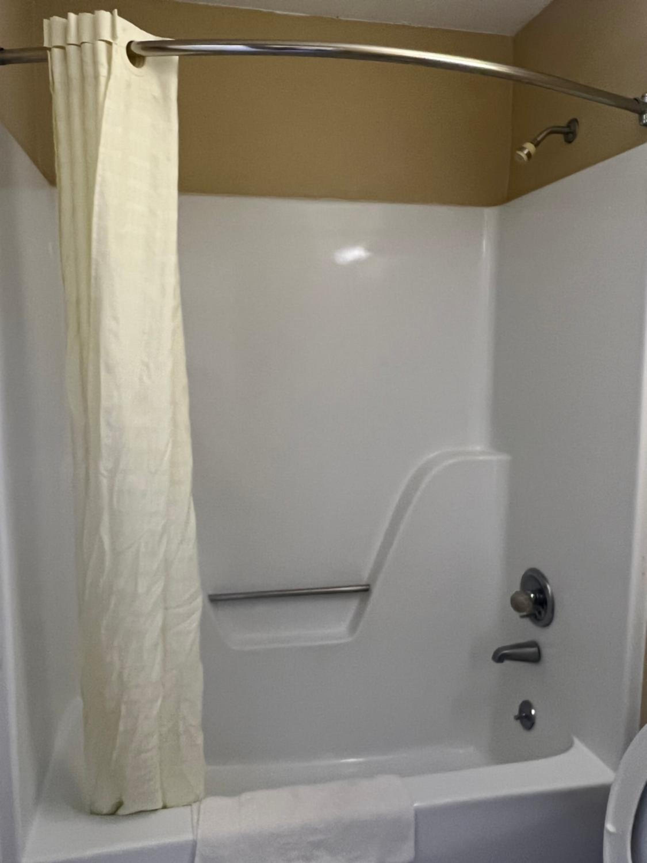 Standard King Room - Photo 17