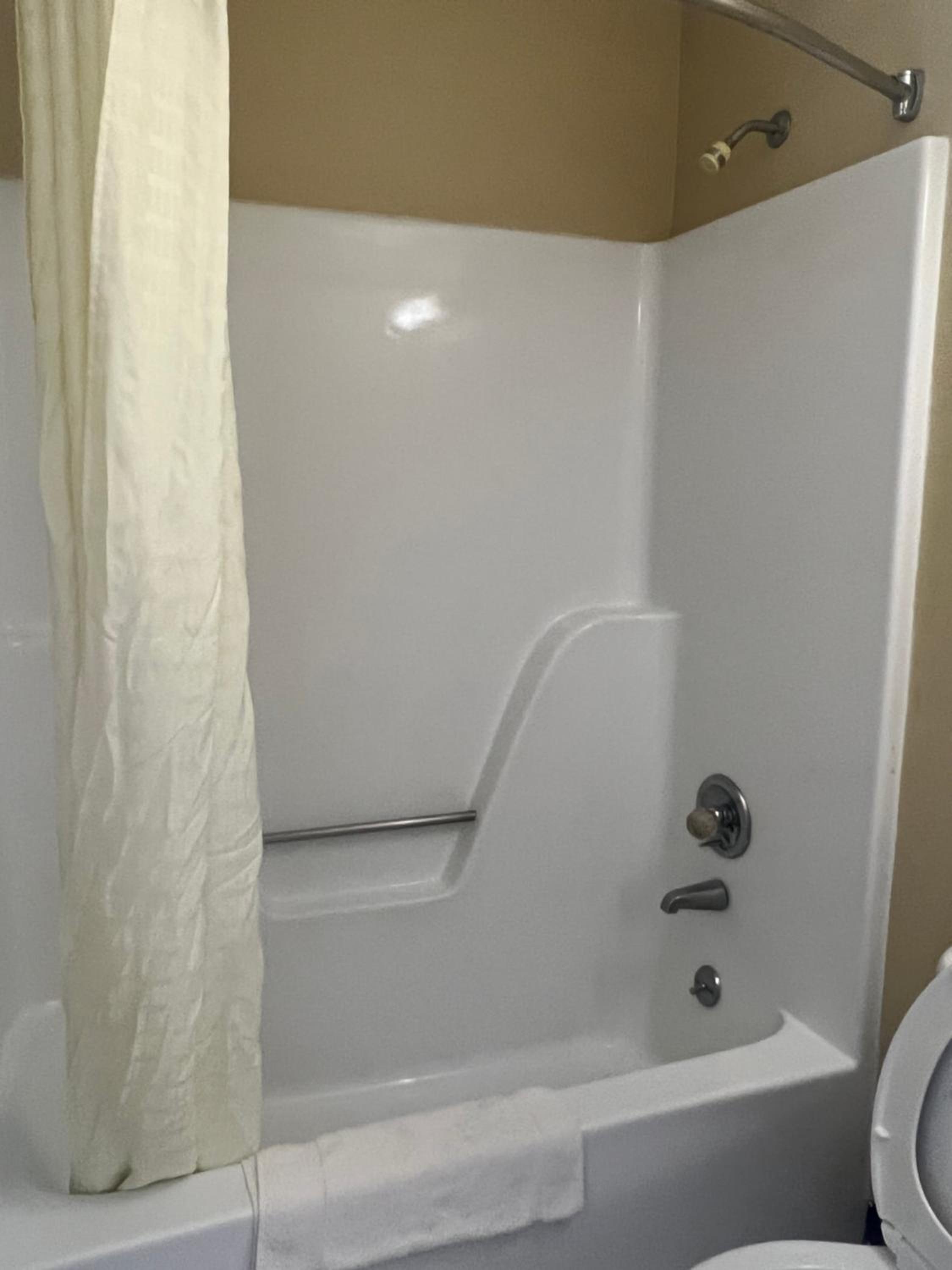 Standard King Room - Photo 16