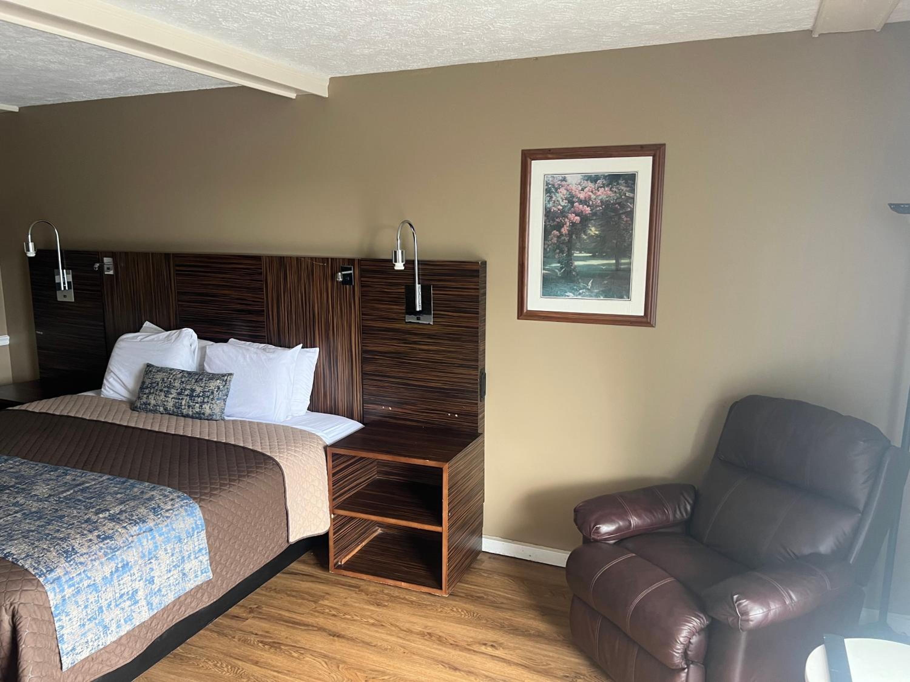 Standard King Room - Photo 21
