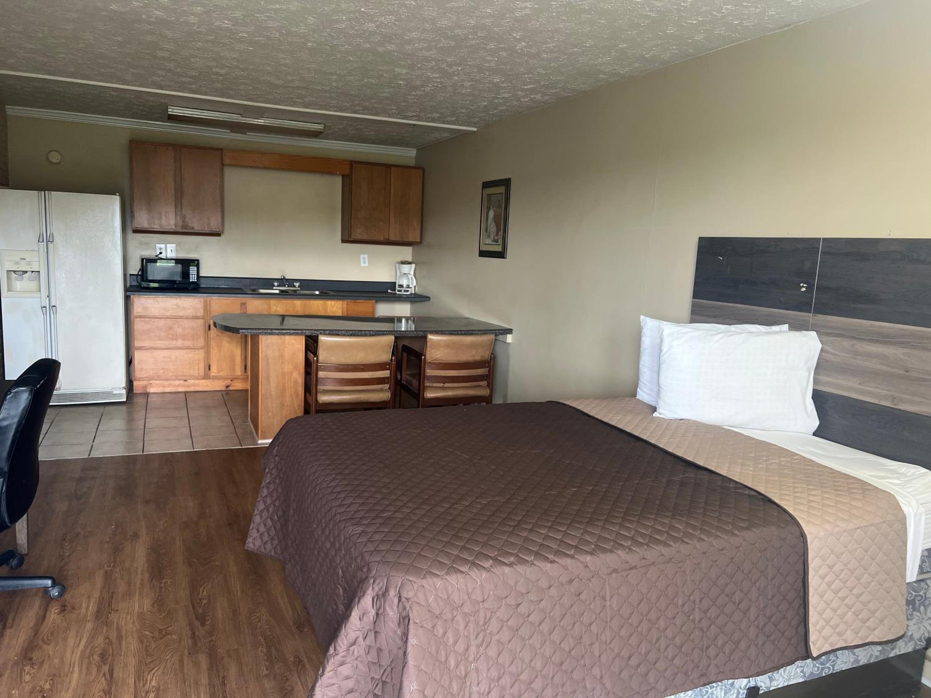 Two-Bedroom Suite - Photo 6