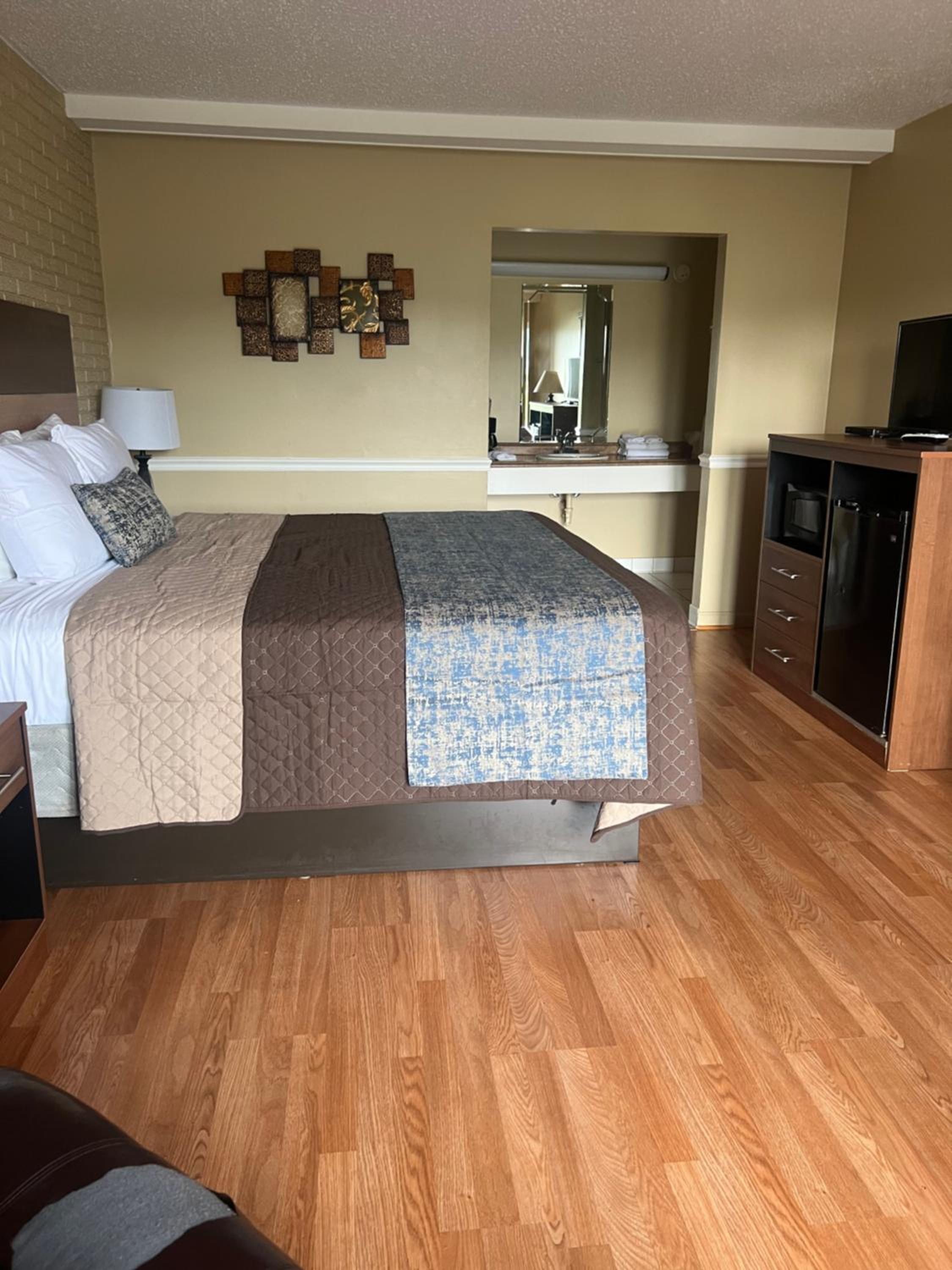 Standard King Room - Photo 22
