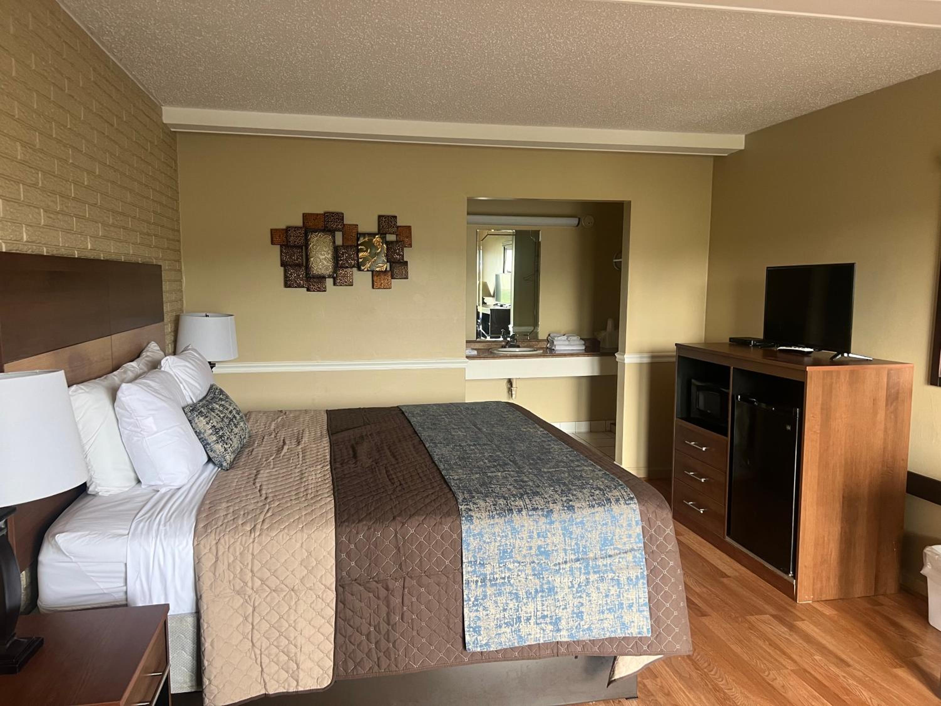 Standard King Room - Photo 13