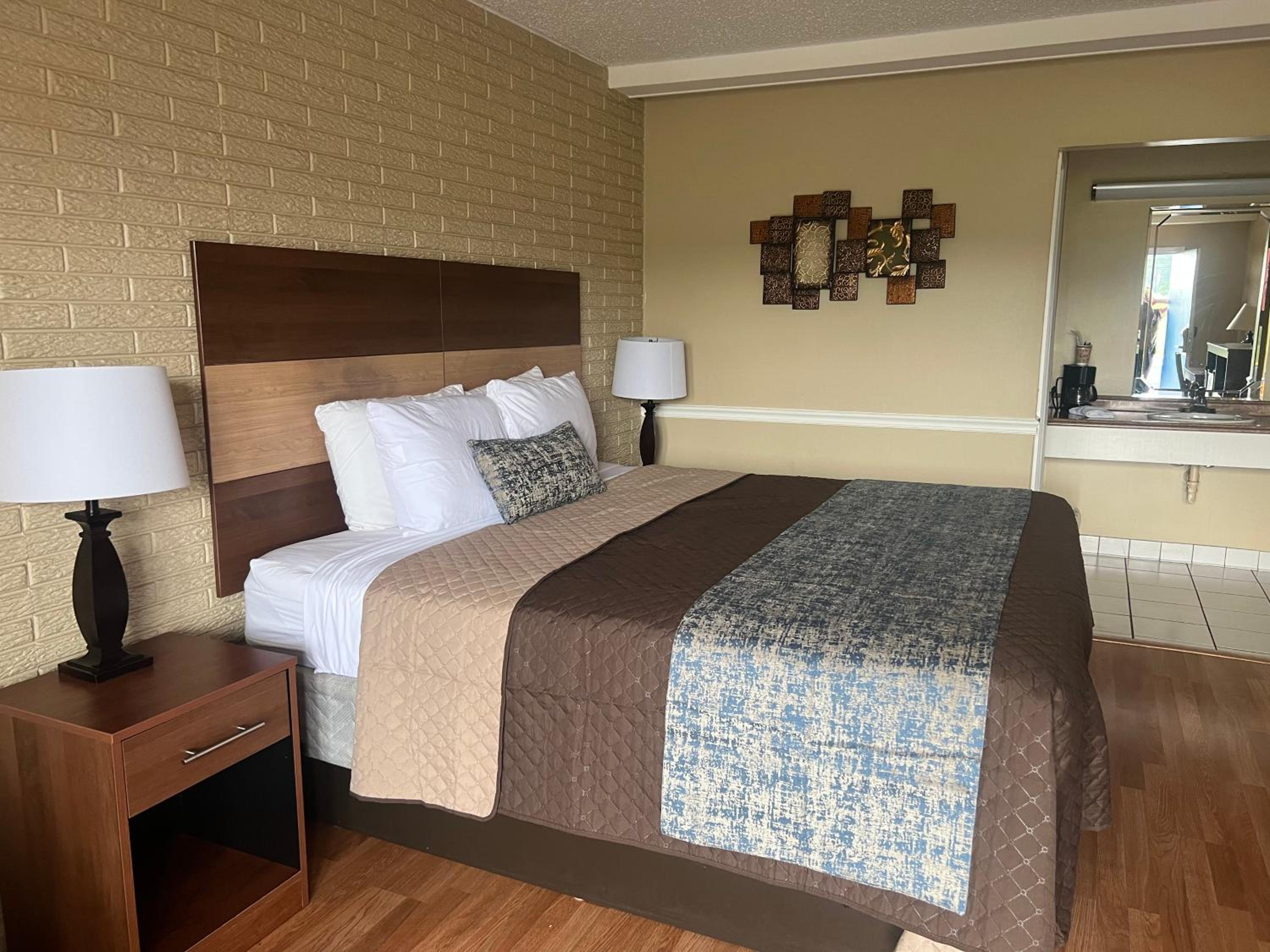 Standard King Room - Photo 11