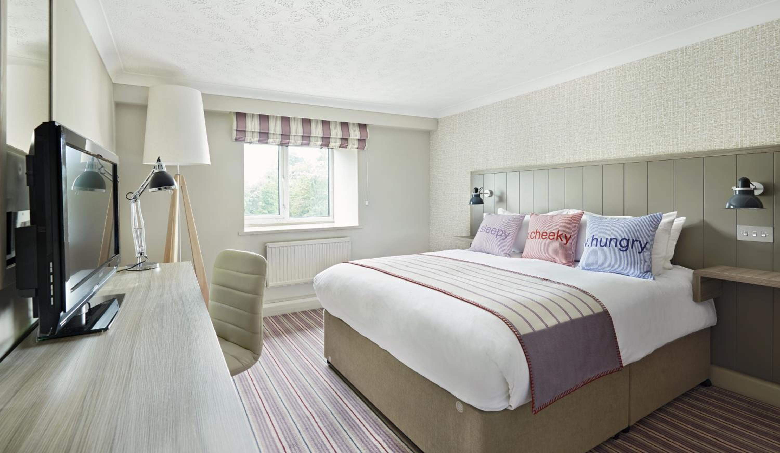 CLUB ROOM (FREE PARKING, GYM & POOL ACCESS) photo 1