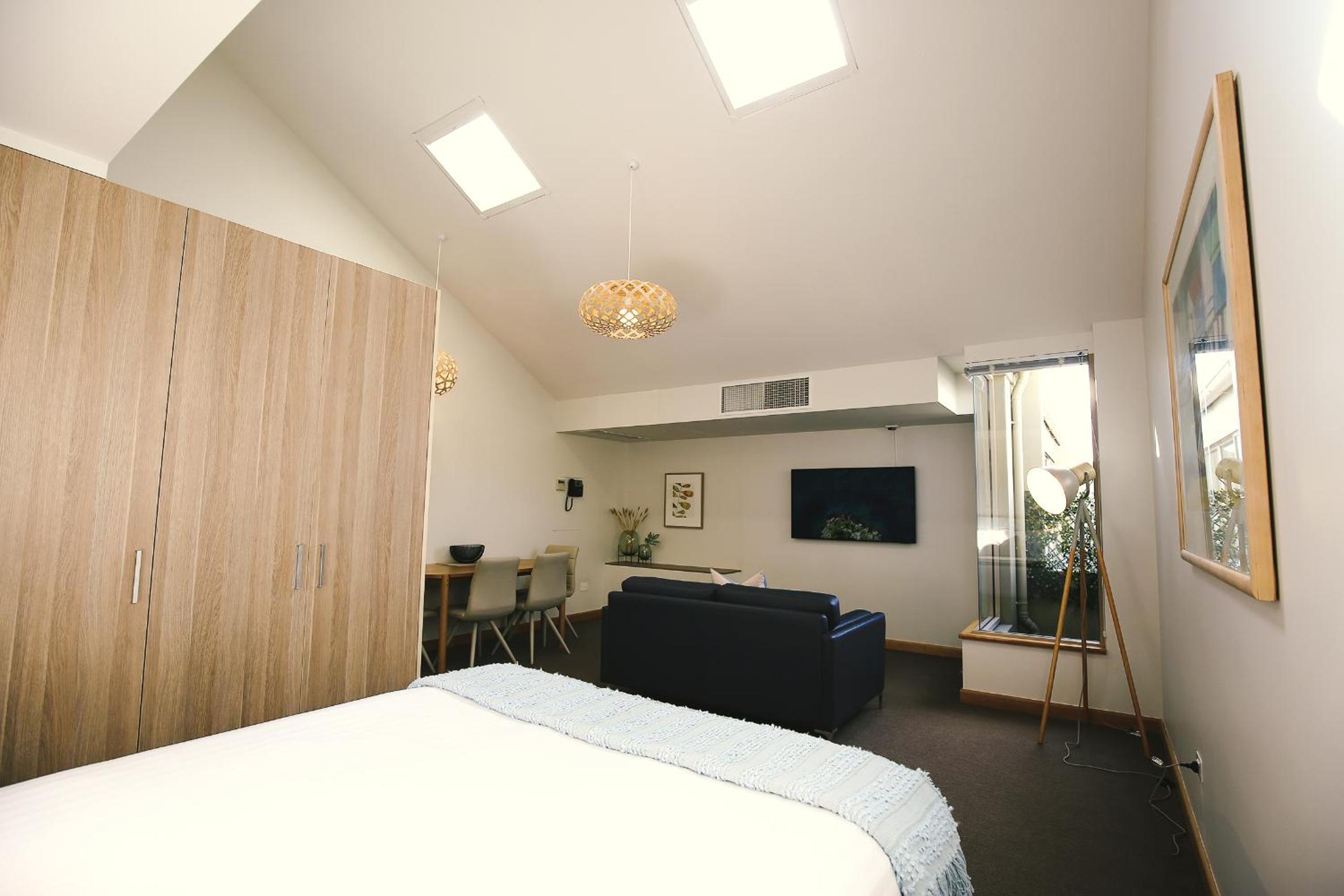 Deluxe Queen Suite - Photo 2