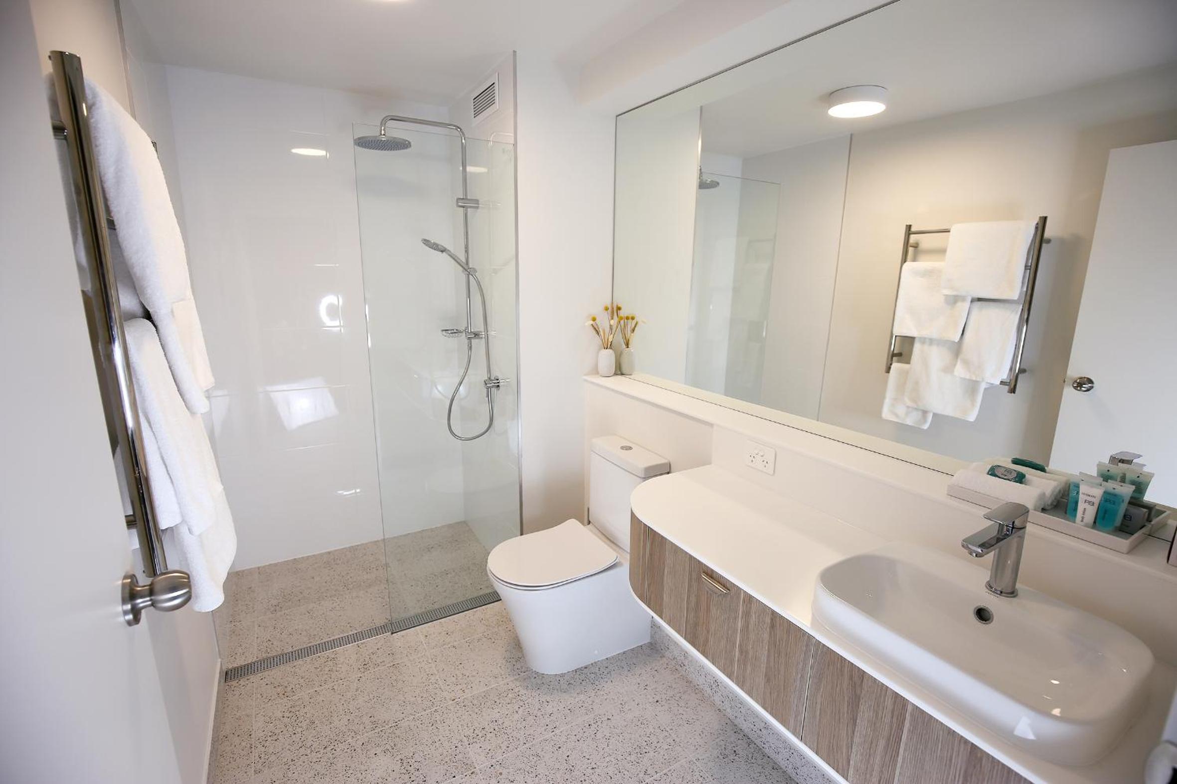 Deluxe Queen Suite - Photo 4