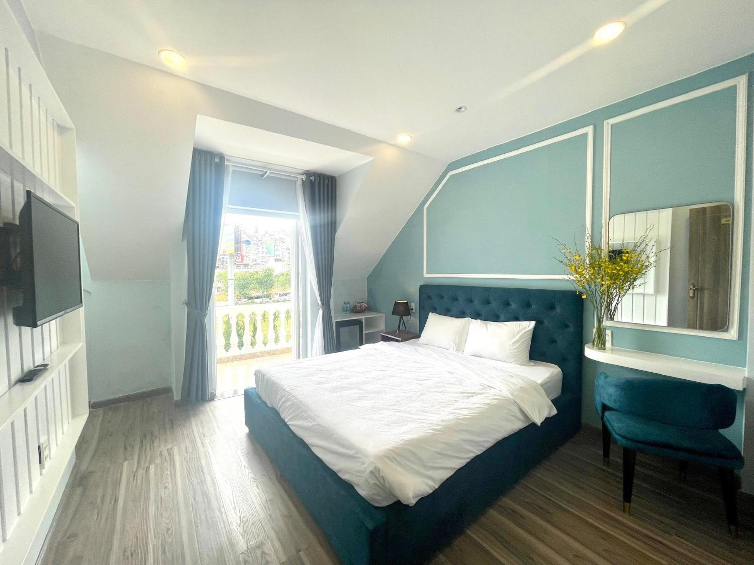 Queen Room with Garden View - Photo 2