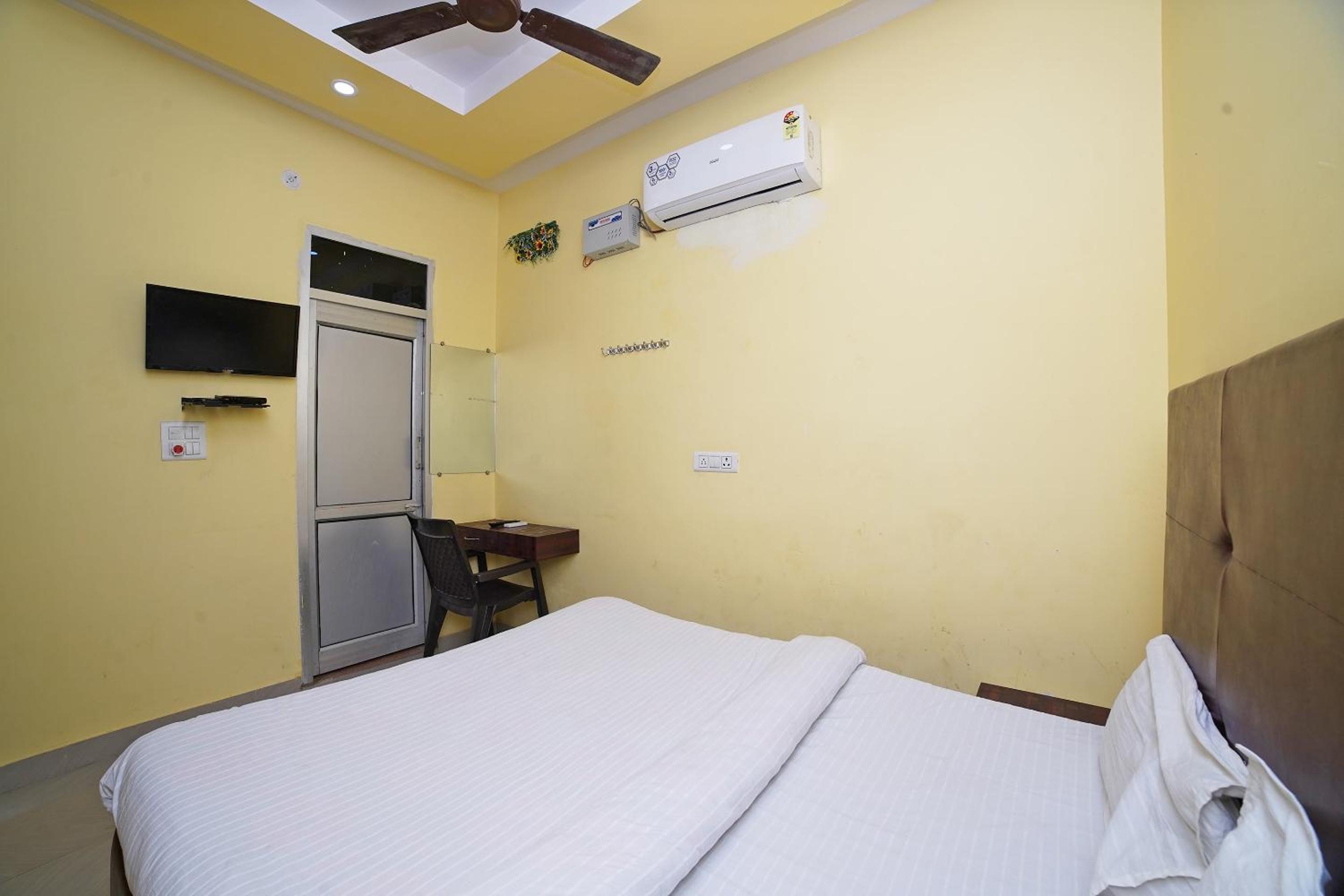 Standard Double Room with Fan - Photo 4