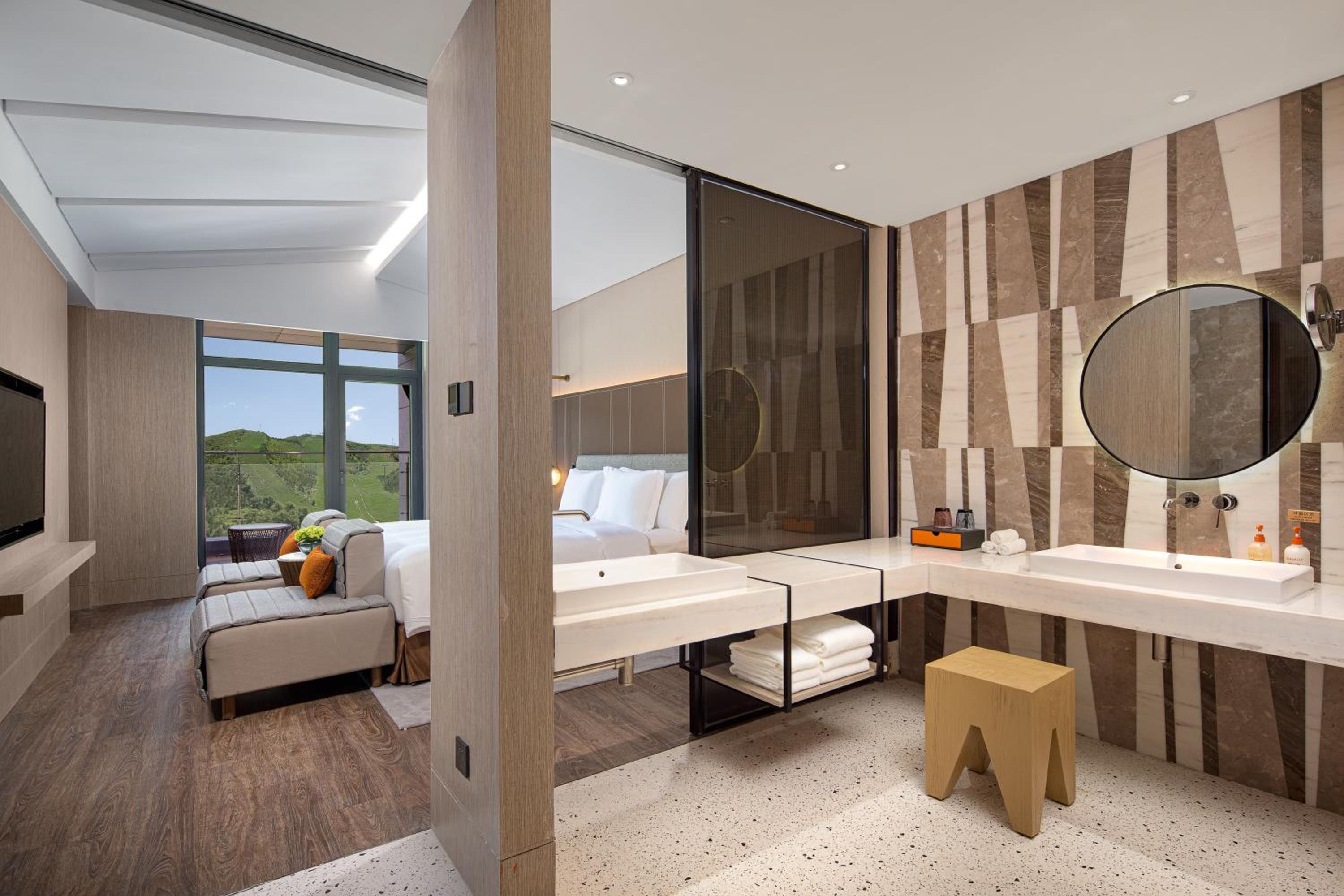 One-Bedroom Suite Lounge Access