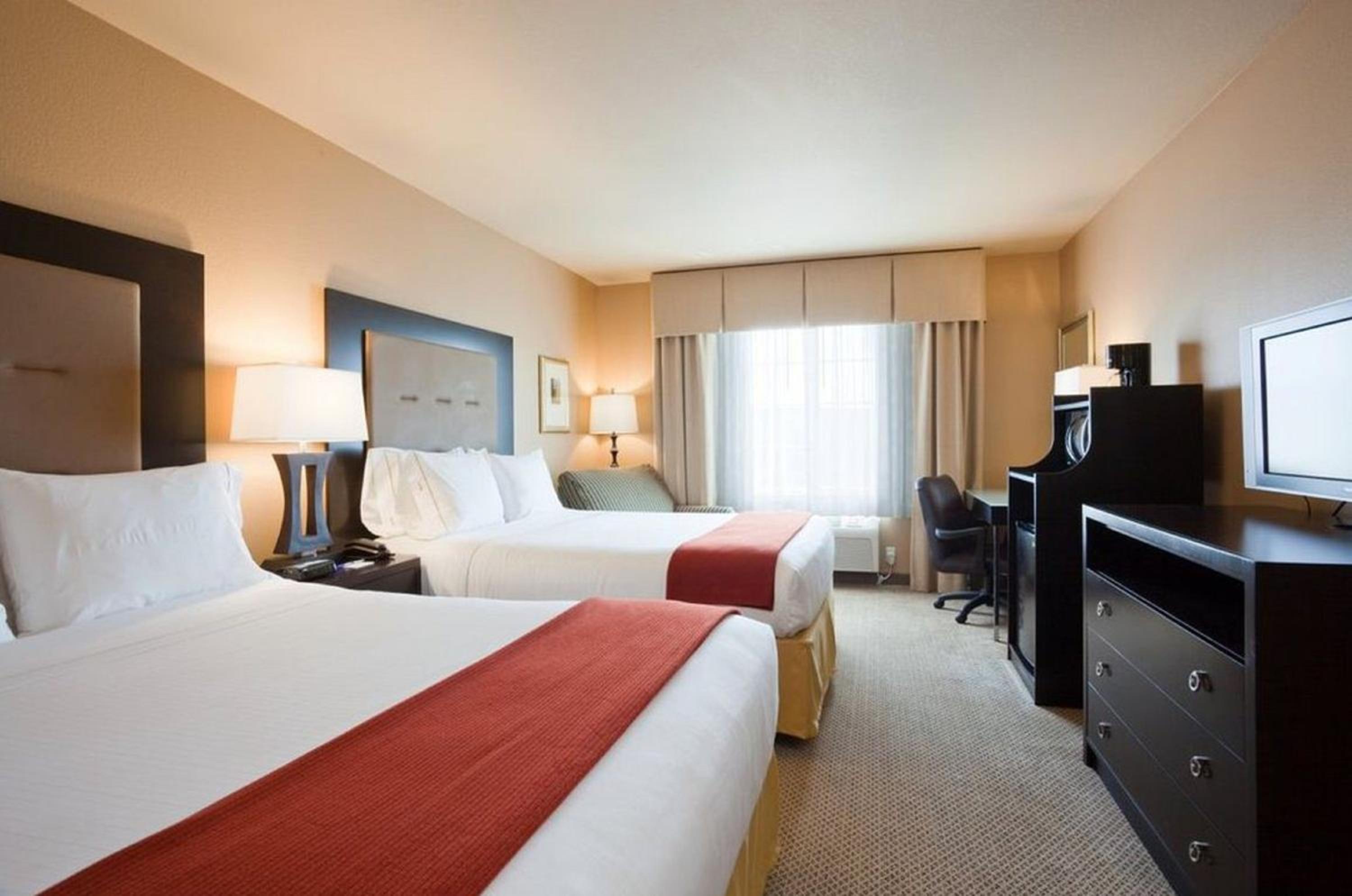 Standard Queen Room with Two Queen Beds and Mobility Accessible Tub