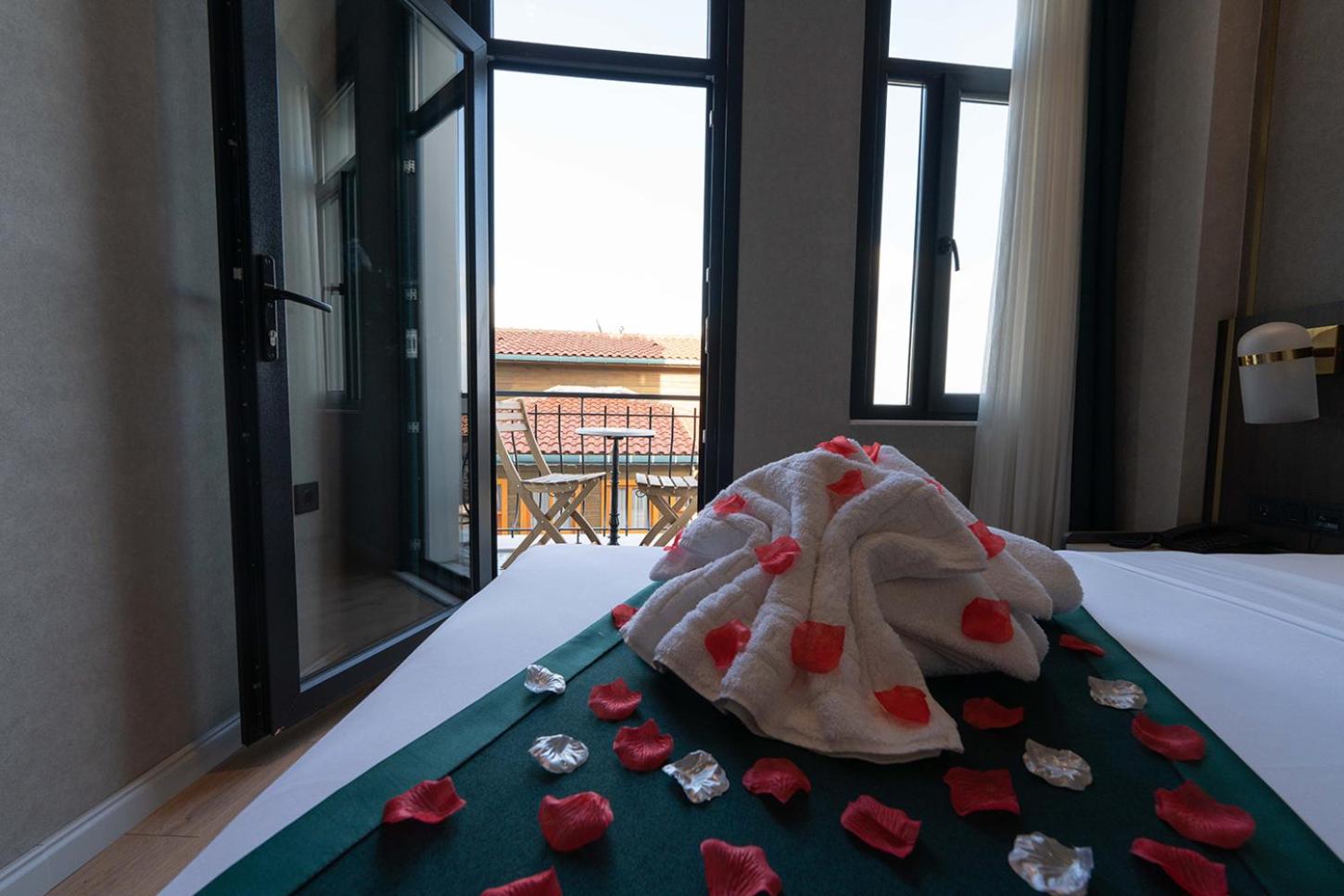 Double Room with Balcony  and Partial Sea View photo 2