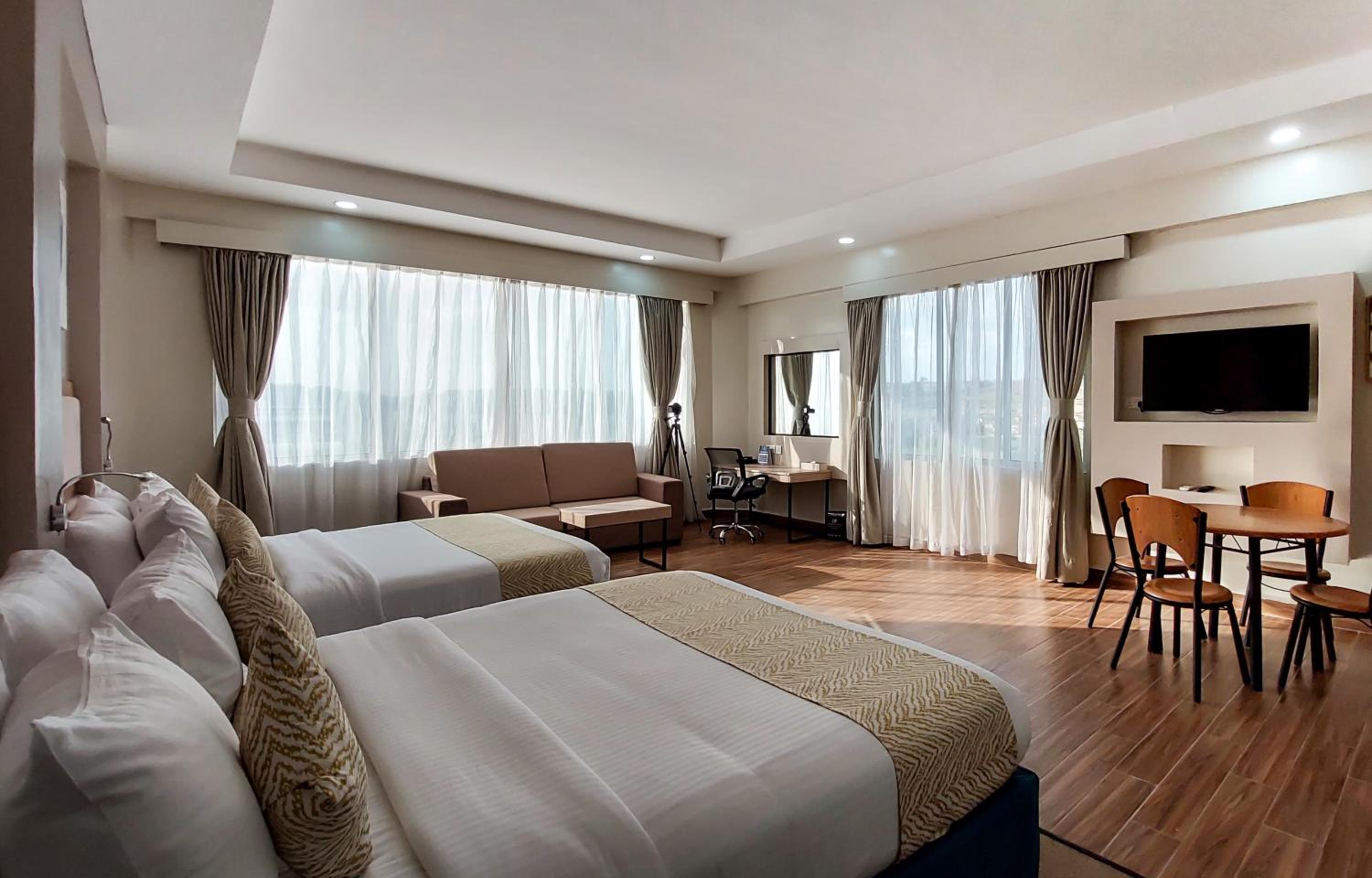 Suite - Photo 16