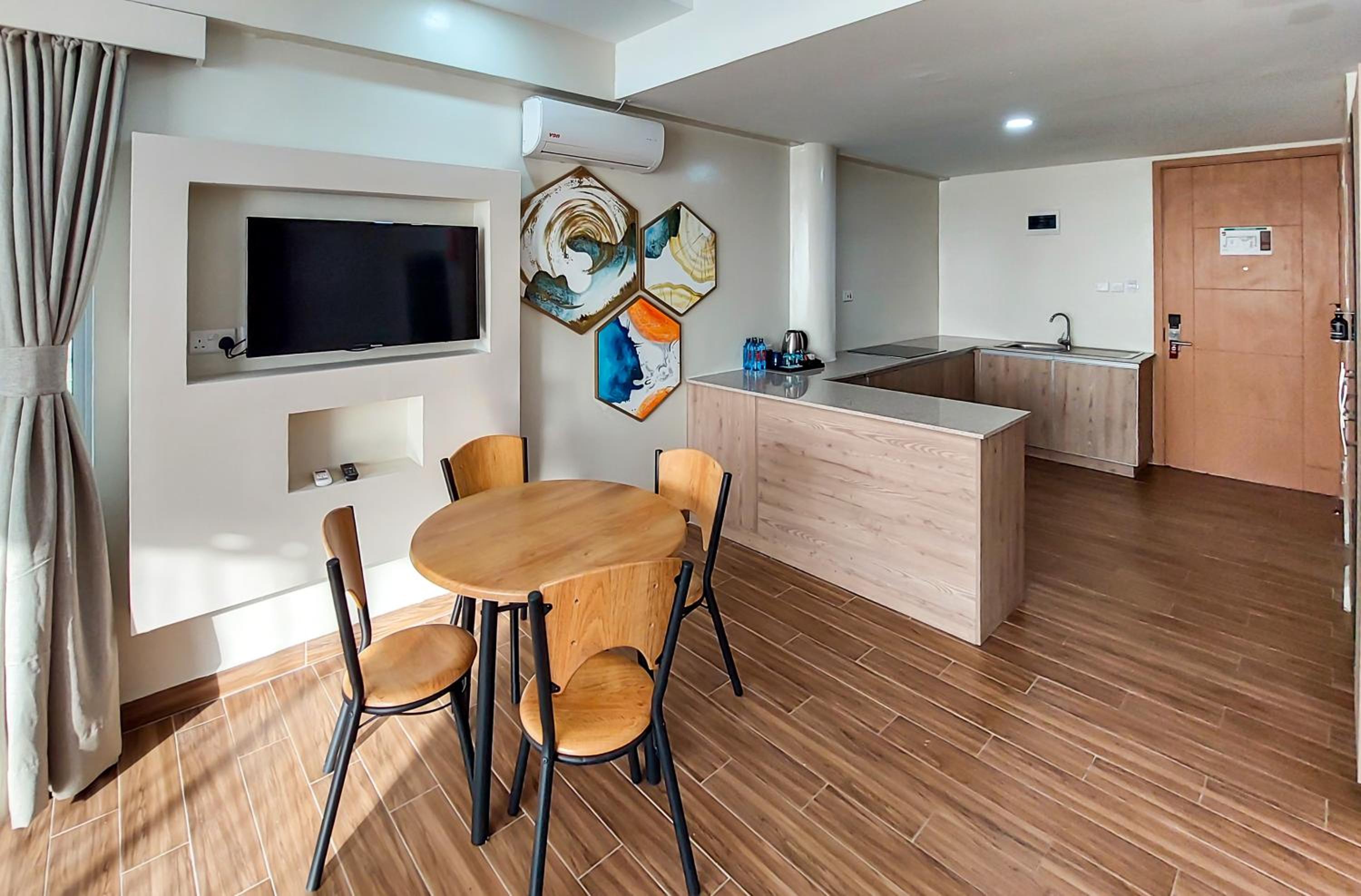 Suite - Photo 5