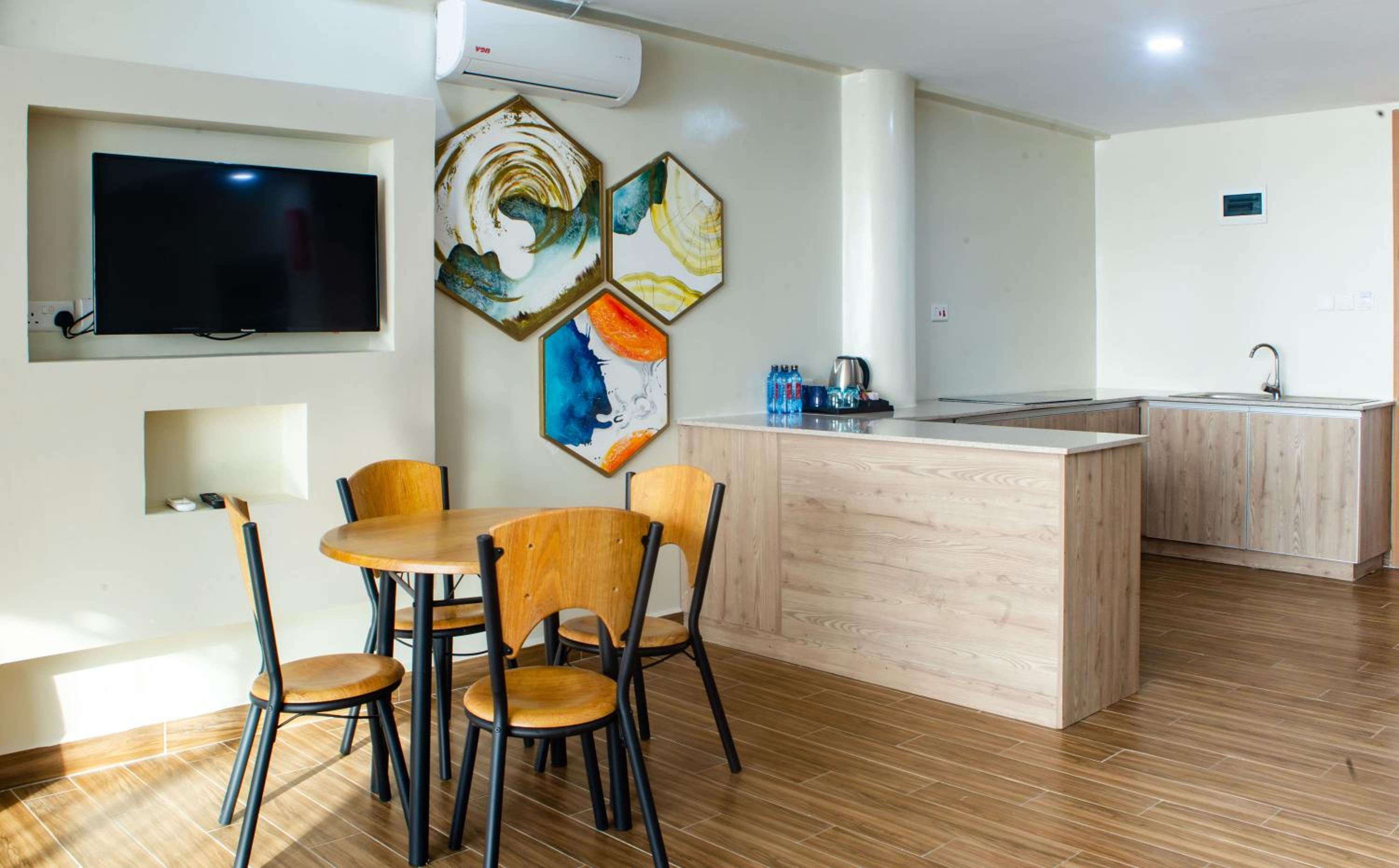 Suite - Photo 8