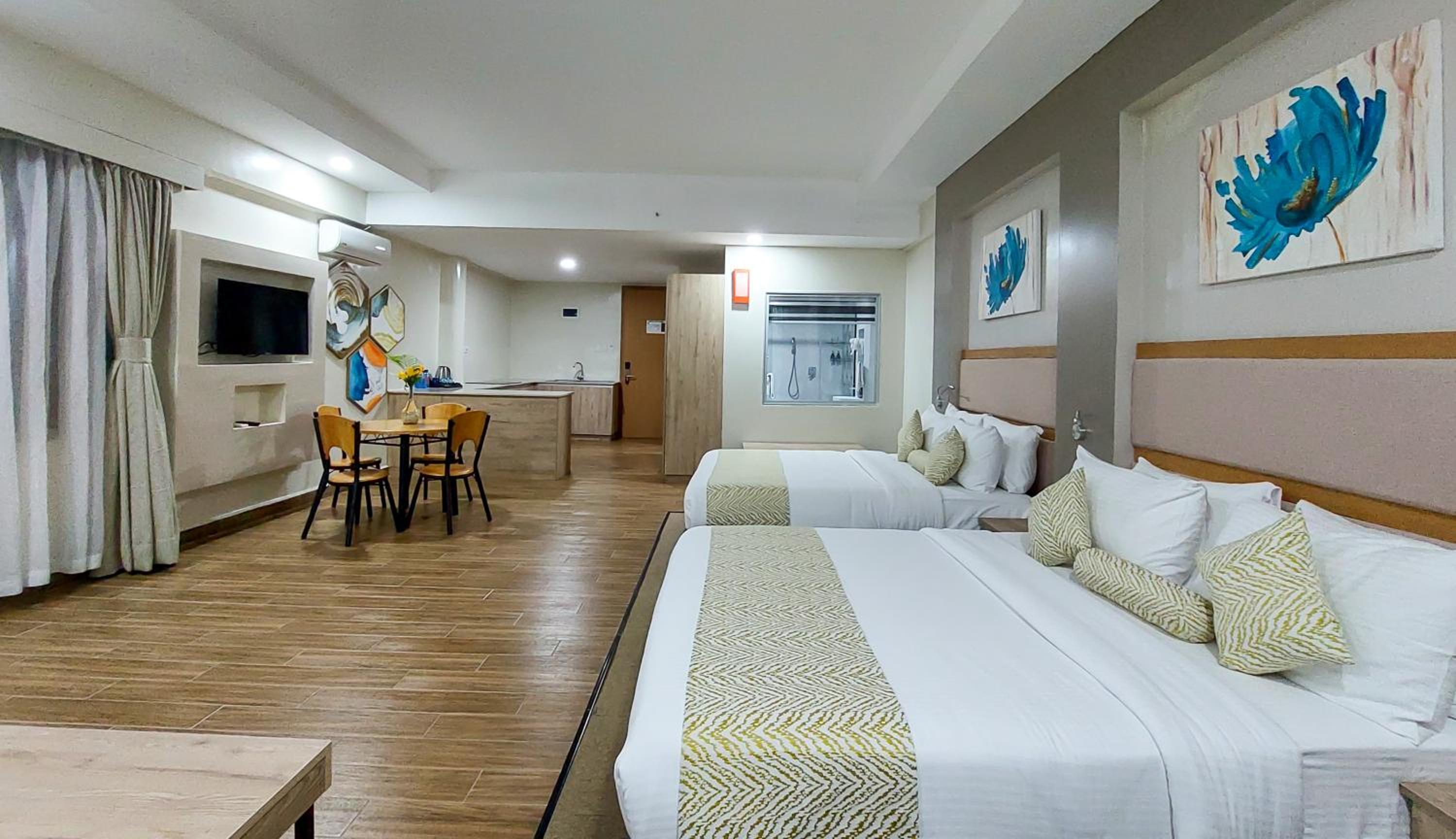 Suite - Photo 21