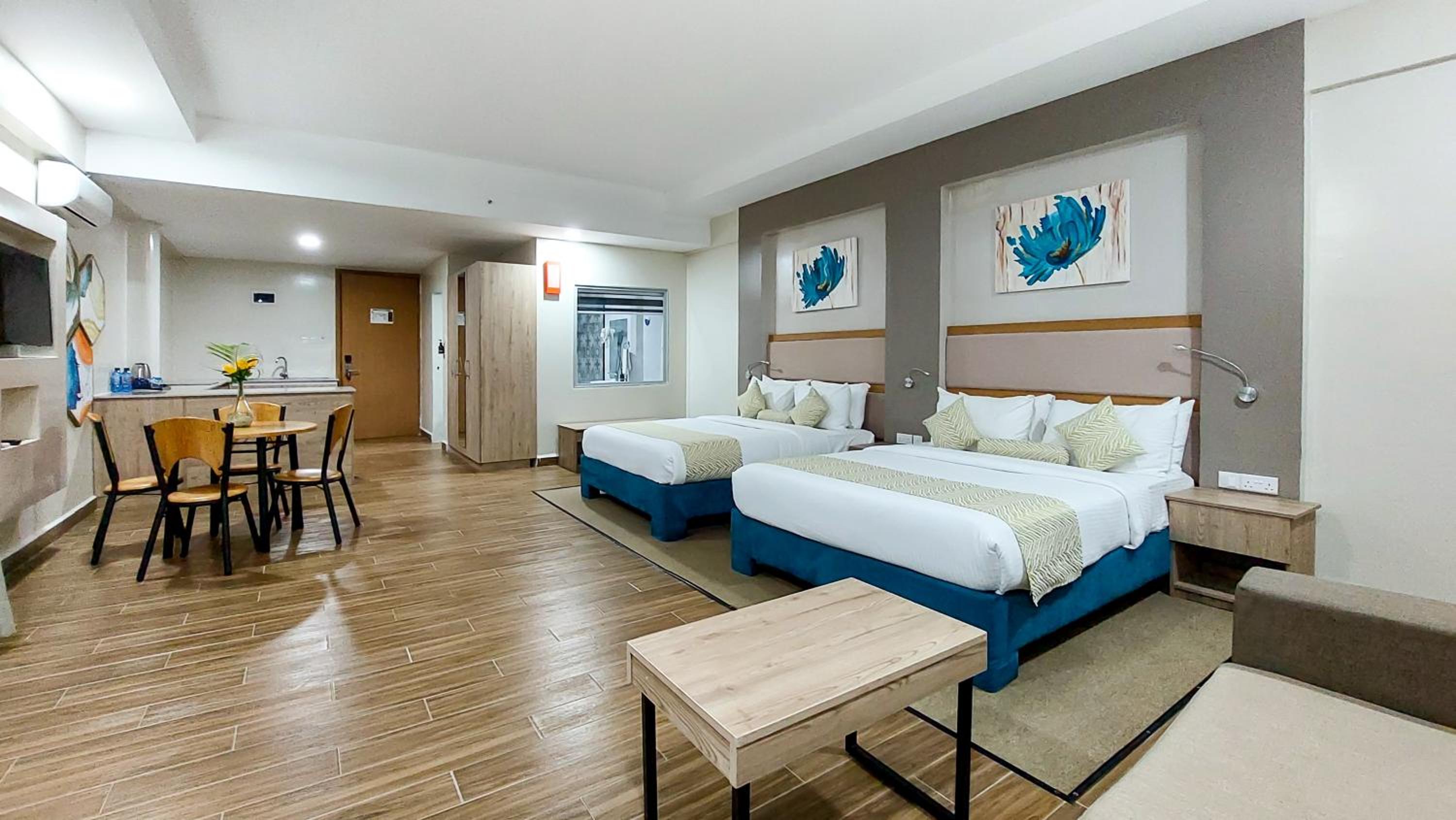 Suite - Photo 19