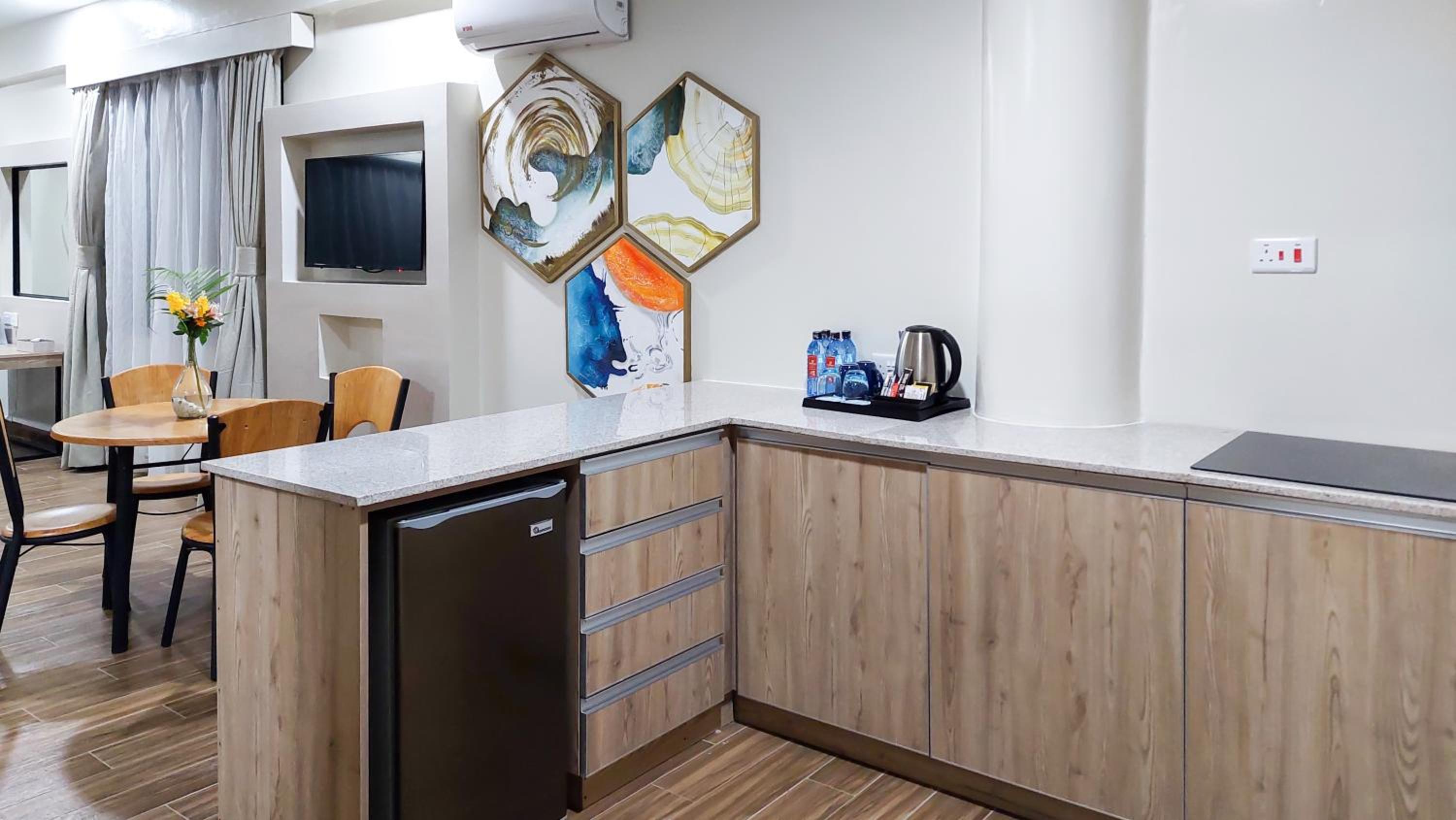 Suite - Photo 17