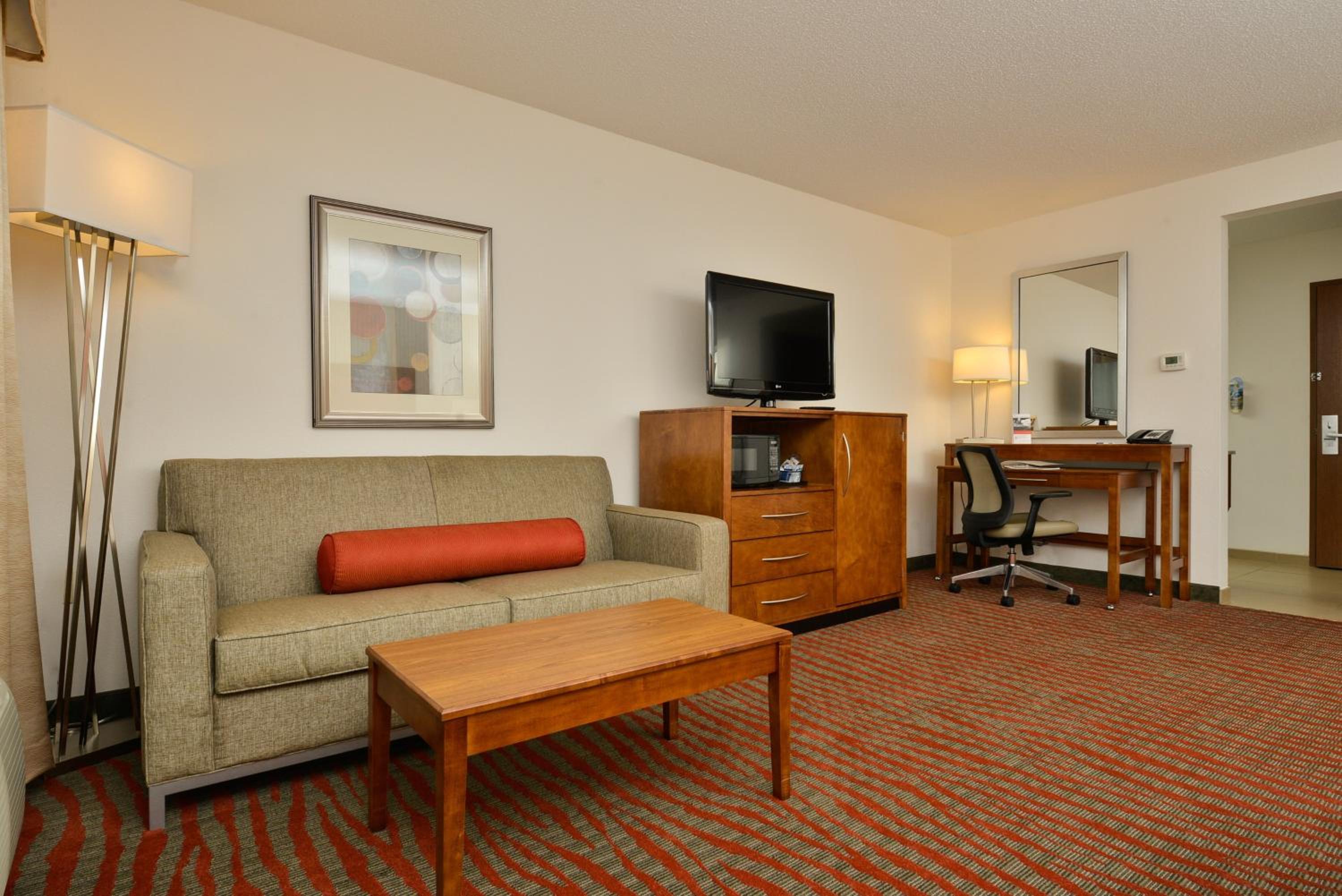 Standard King Room with Sofa Bed - Photo 6