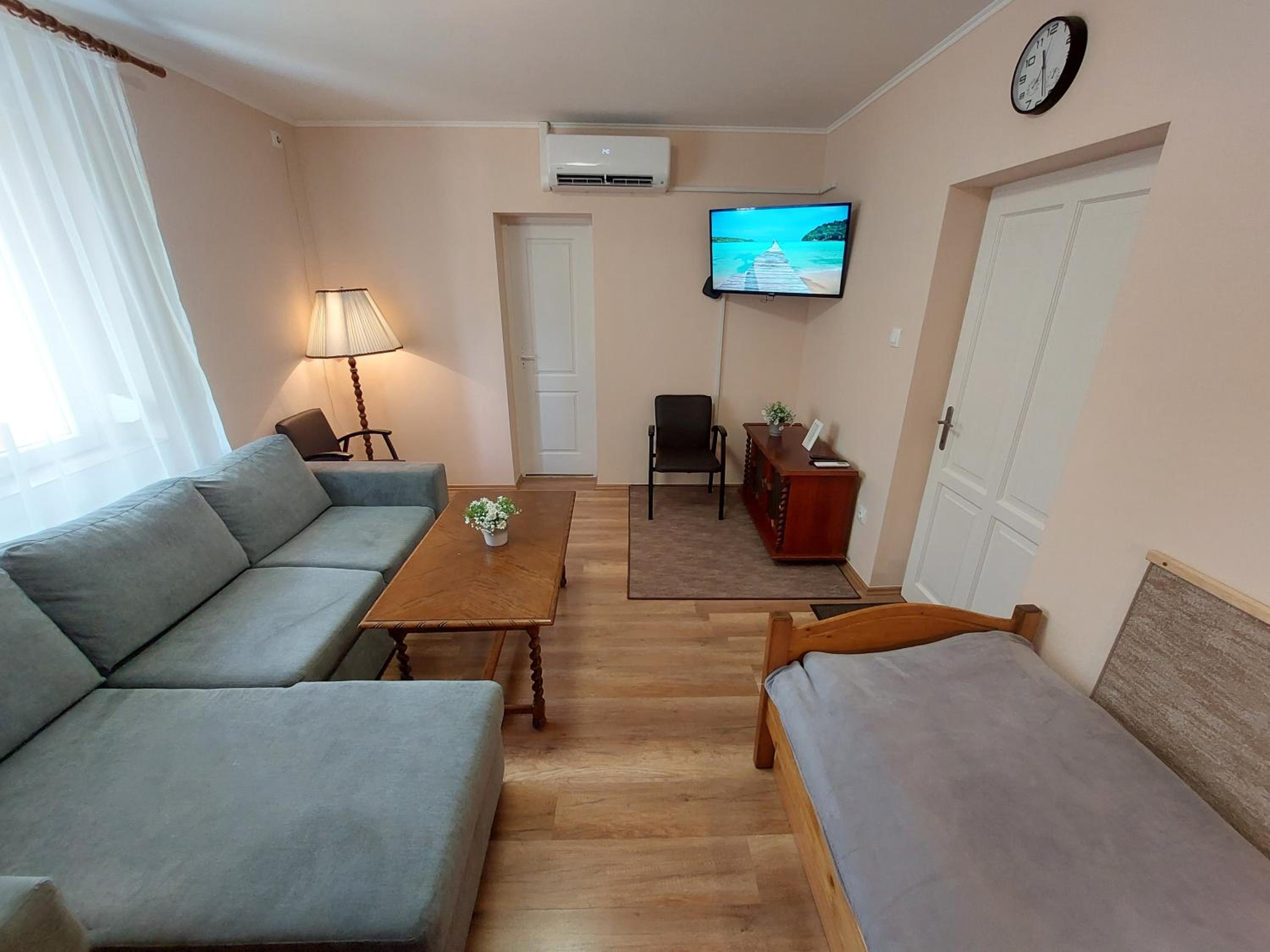 Six-Bedroom House photo 1