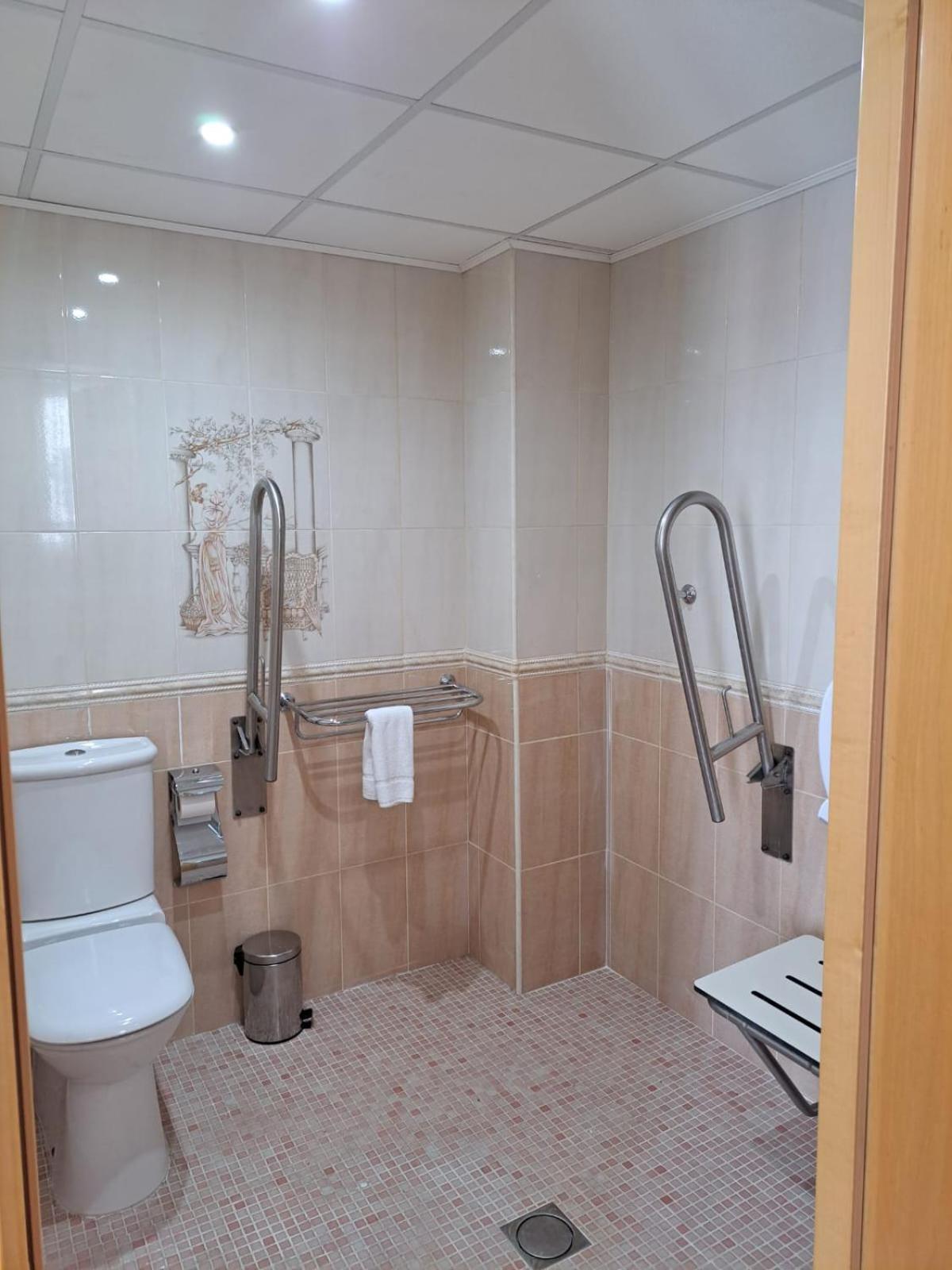 Double Room - Disability Access photo 3