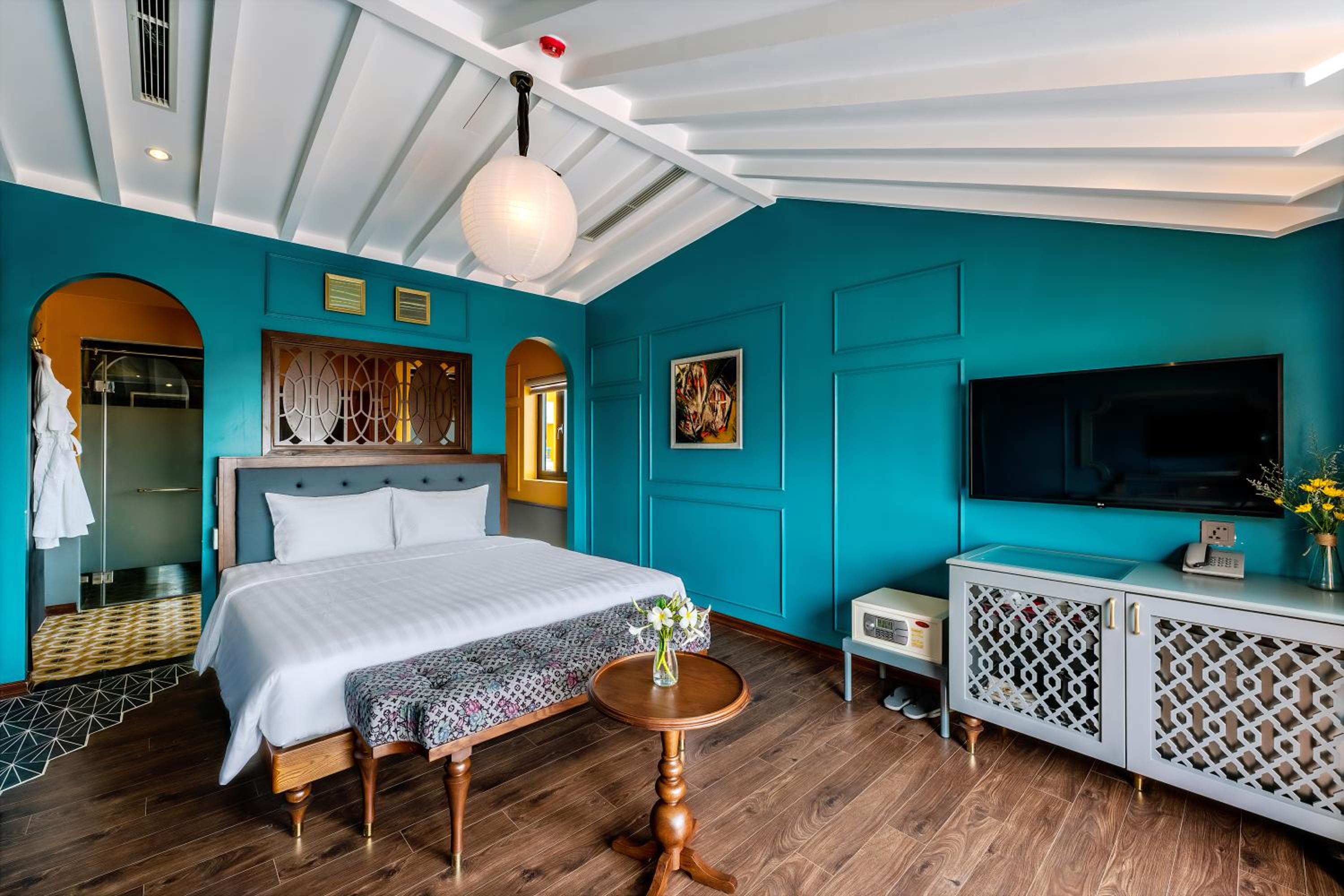 Senior Suite with Balcony - Photo 4