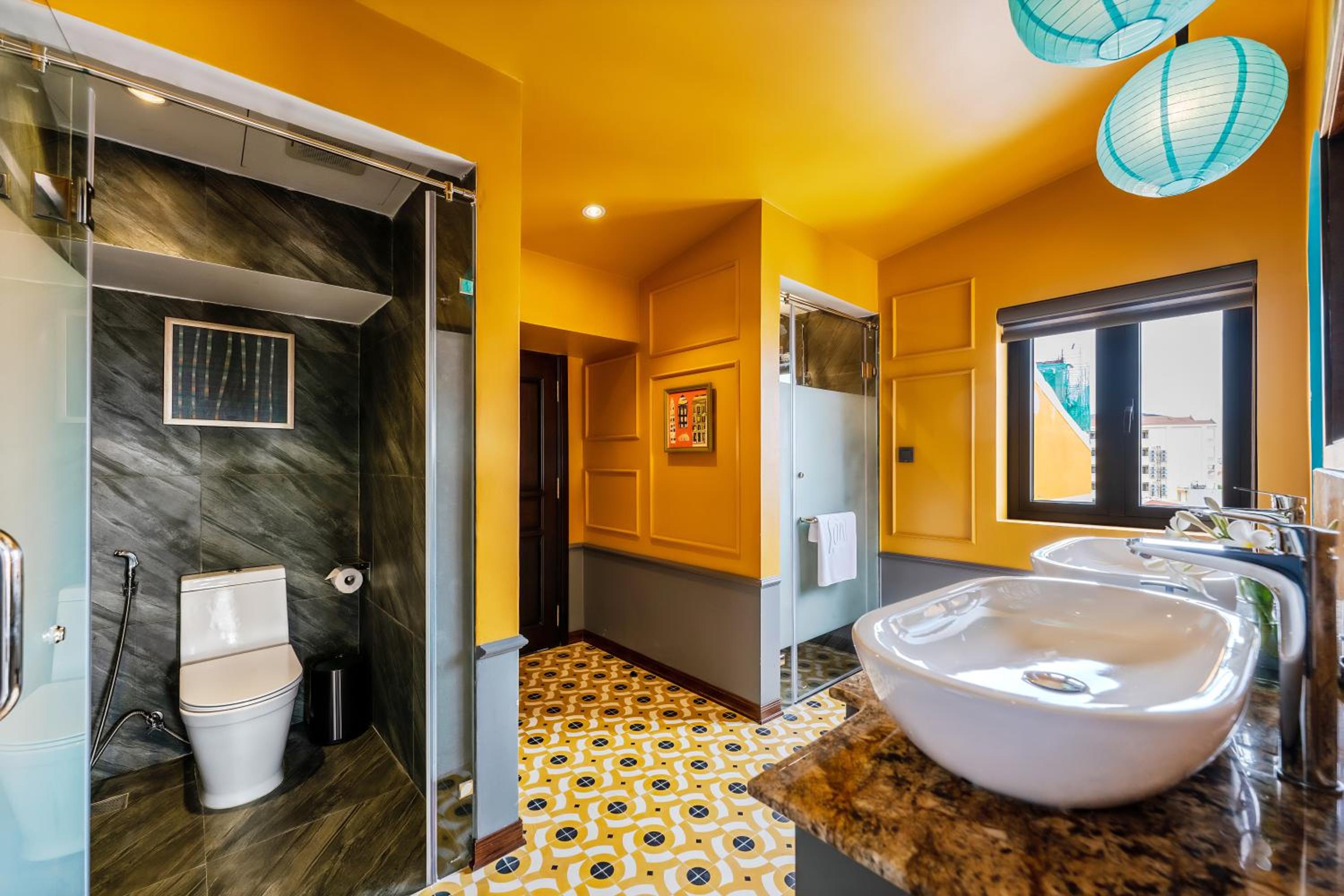 Senior Suite with Balcony - Photo 3