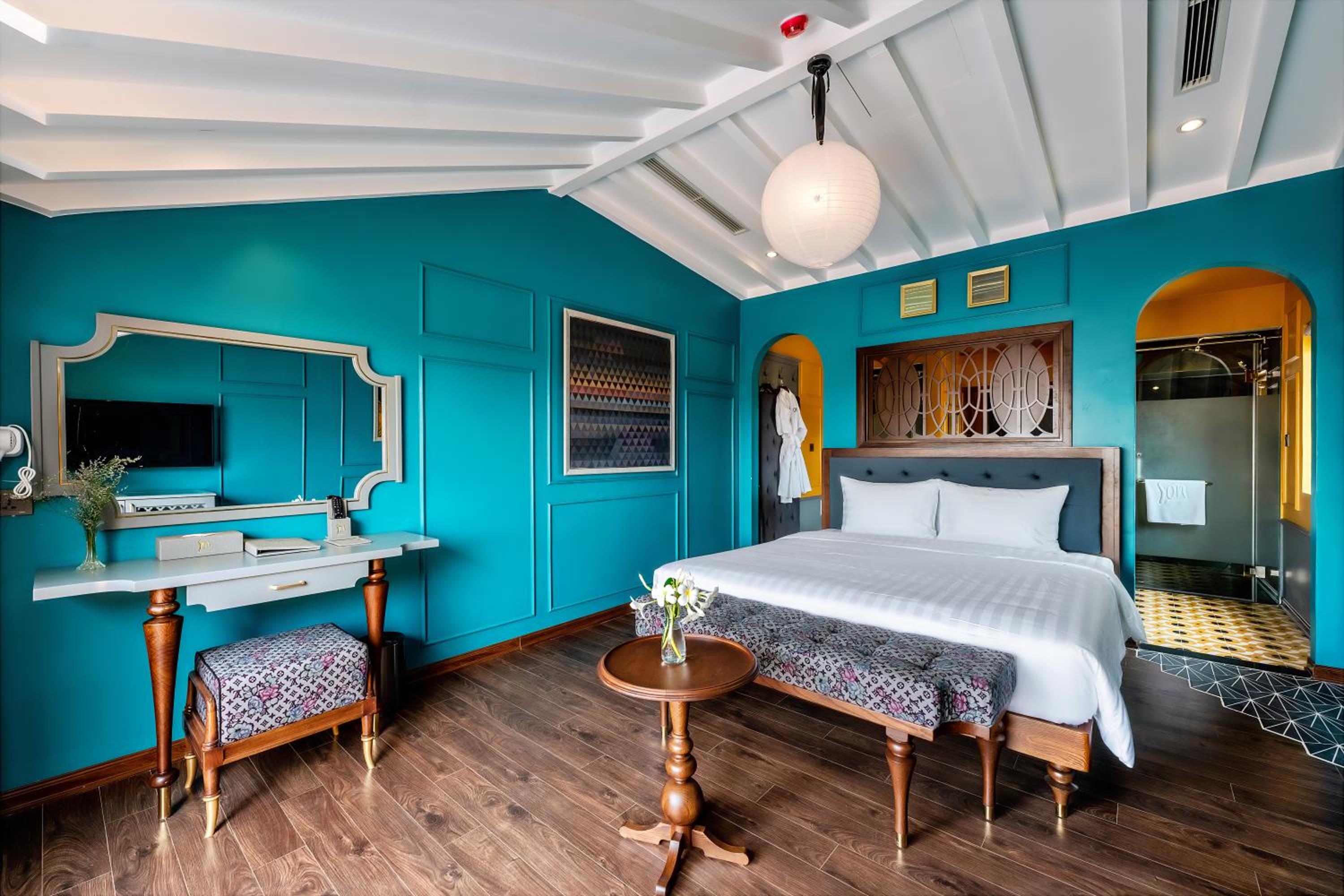 Senior Suite with Balcony - Photo 2