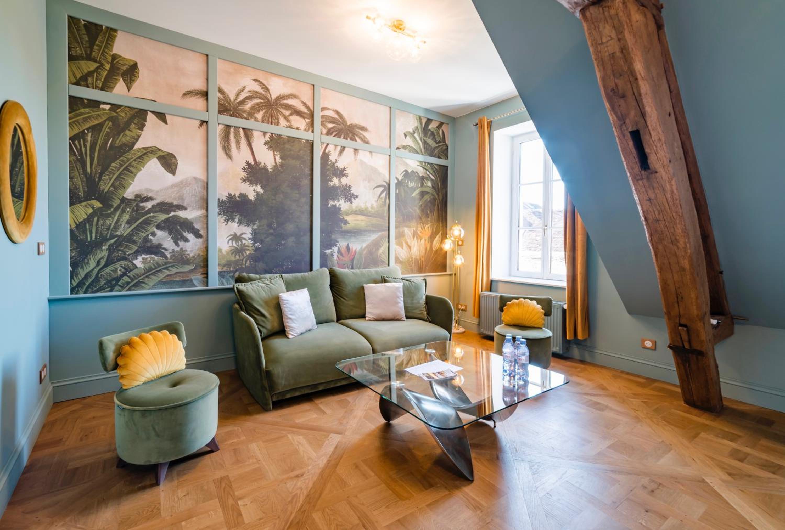 Suite - Photo 1