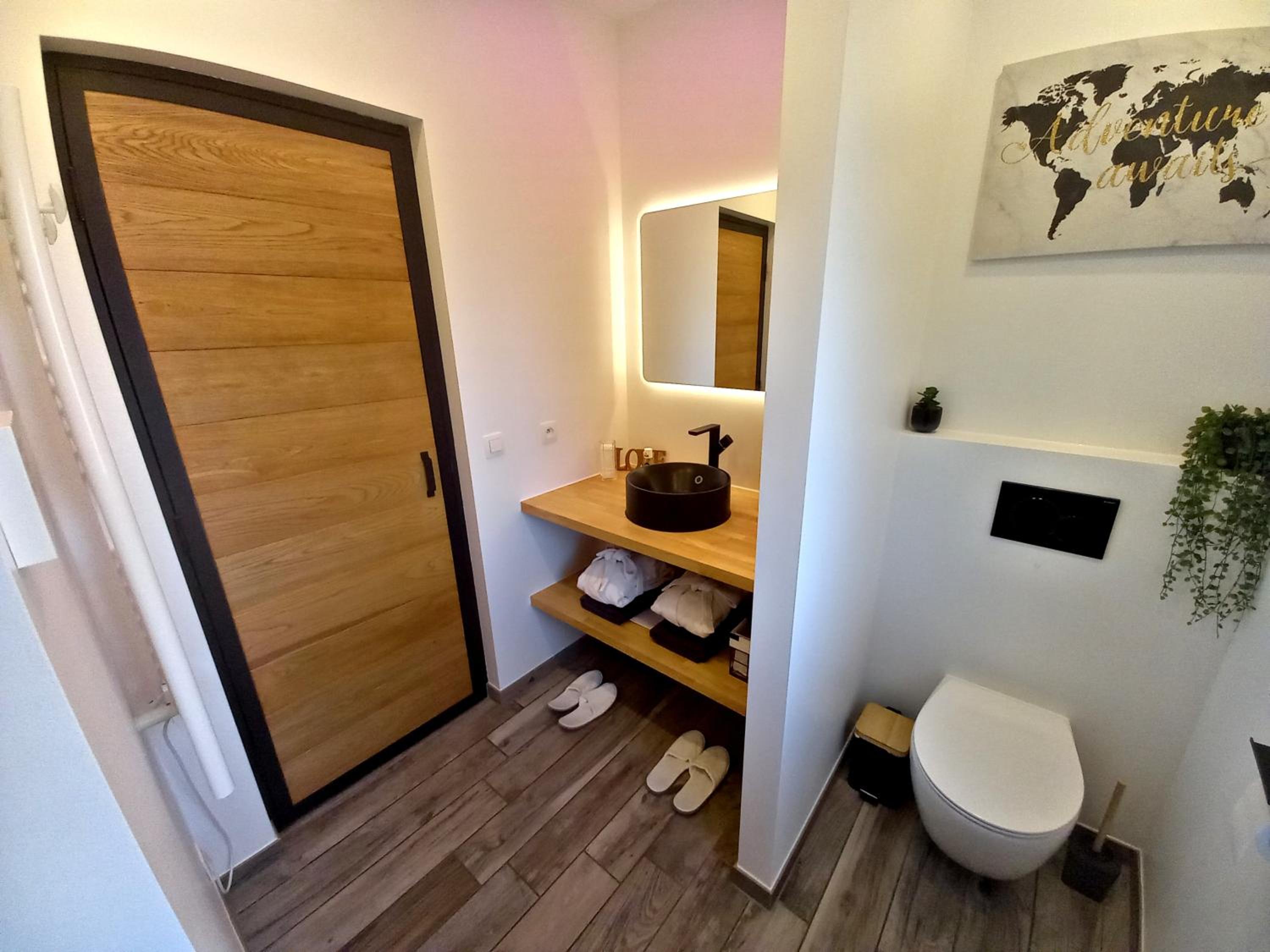 Suite with Hot Tub photo 3