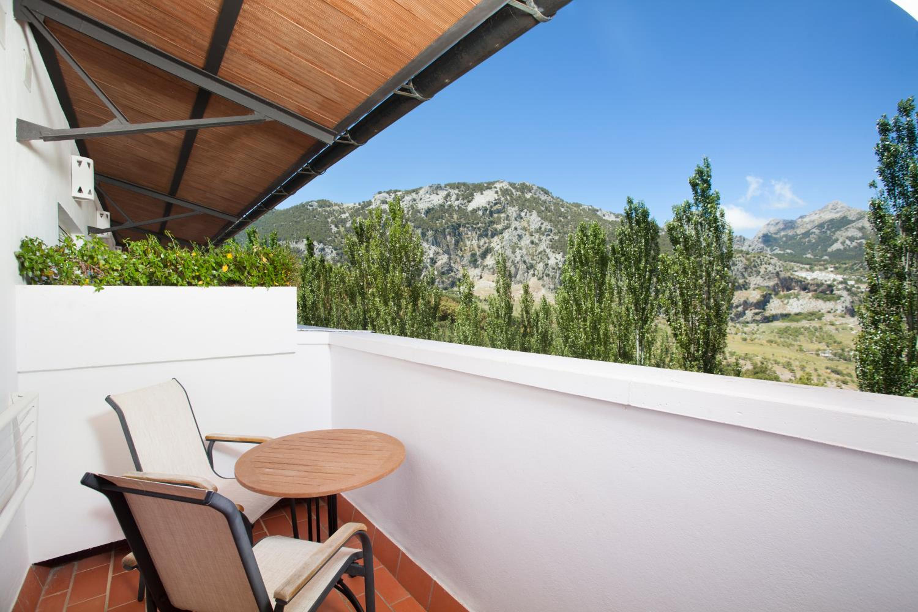 Double or Twin Room with Mountain View - Photo 3