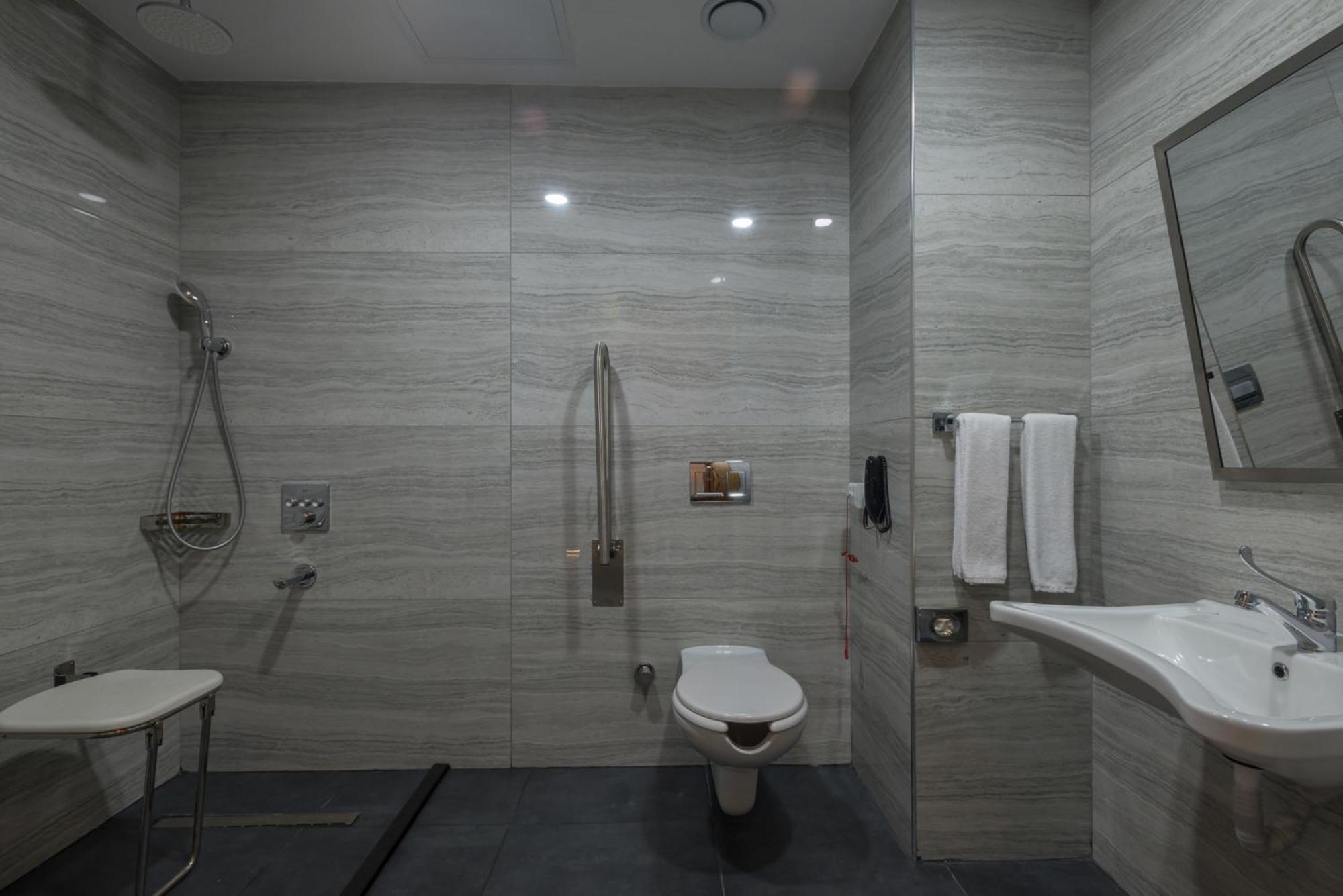 2 Single Beds, Mobility Accessible Room, Roll-In Shower, Non-Smoking - Photo 2
