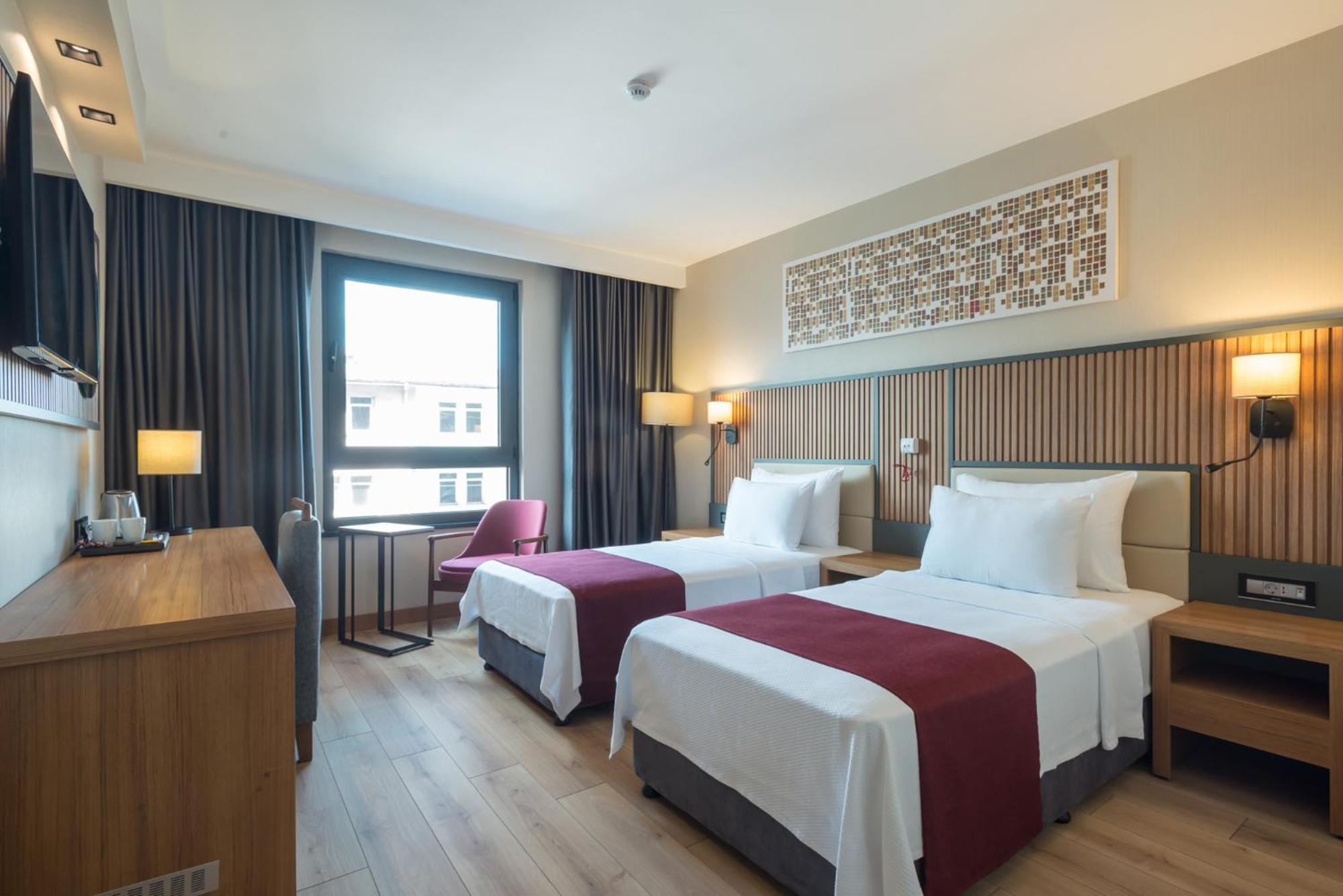 2 Single Beds, Mobility Accessible Room, Roll-In Shower, Non-Smoking - Photo 1
