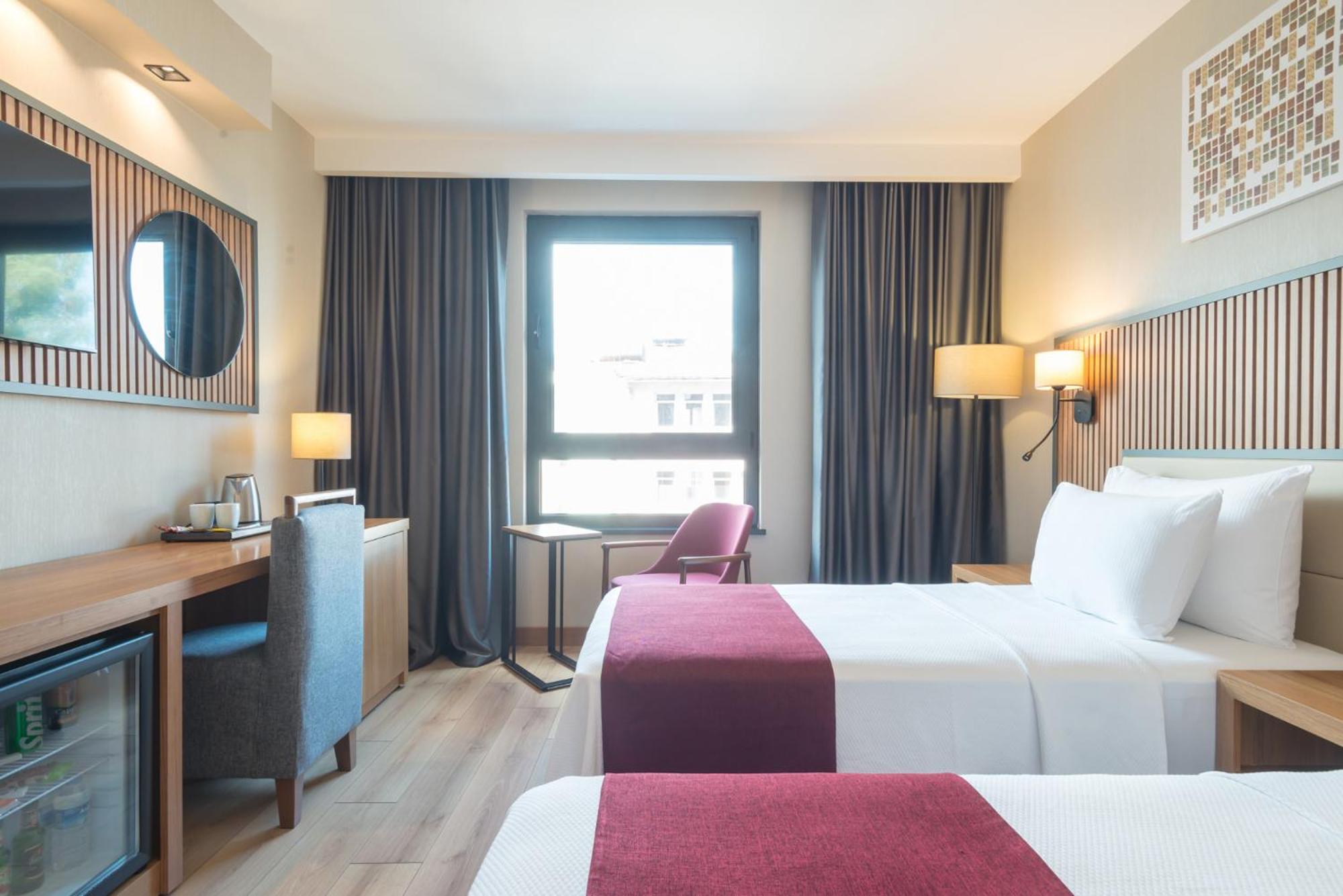 2 Single Beds, Mobility Accessible Room, Roll-In Shower, Non-Smoking - Photo 3