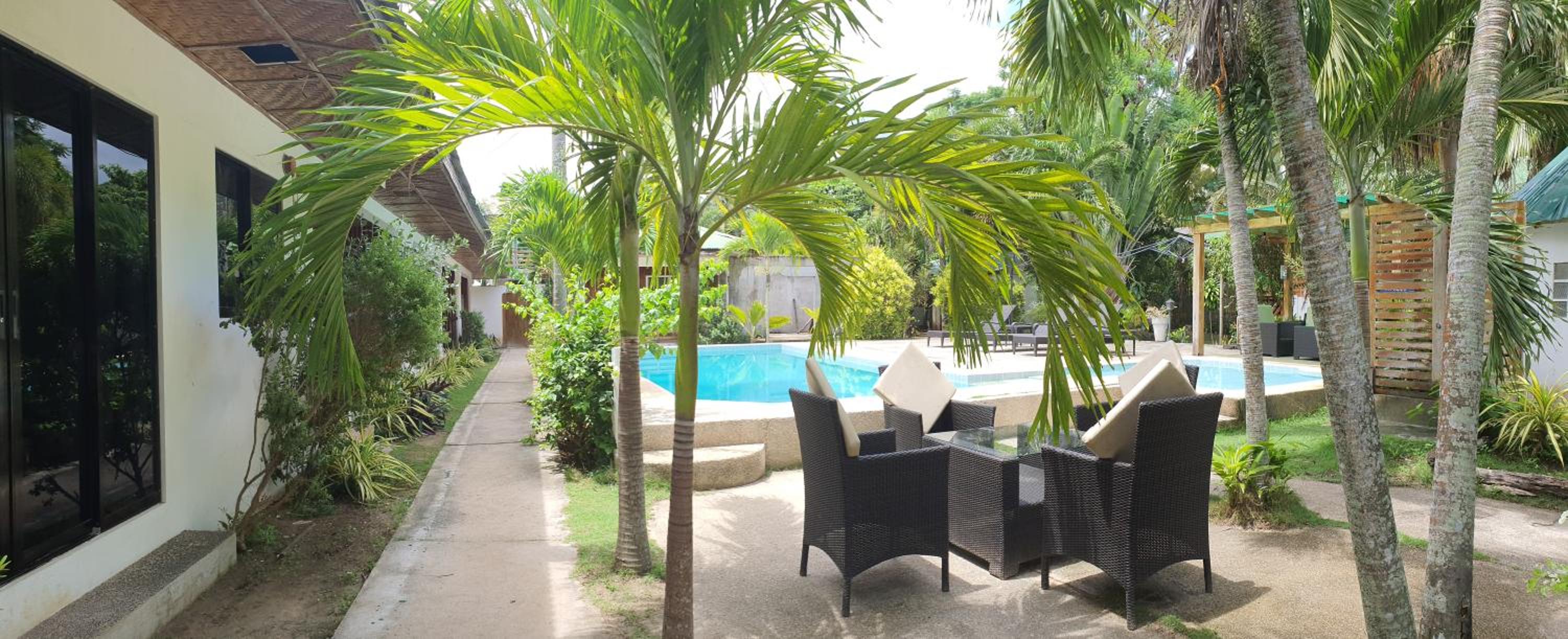 Deluxe Room with Pool View - Photo 9