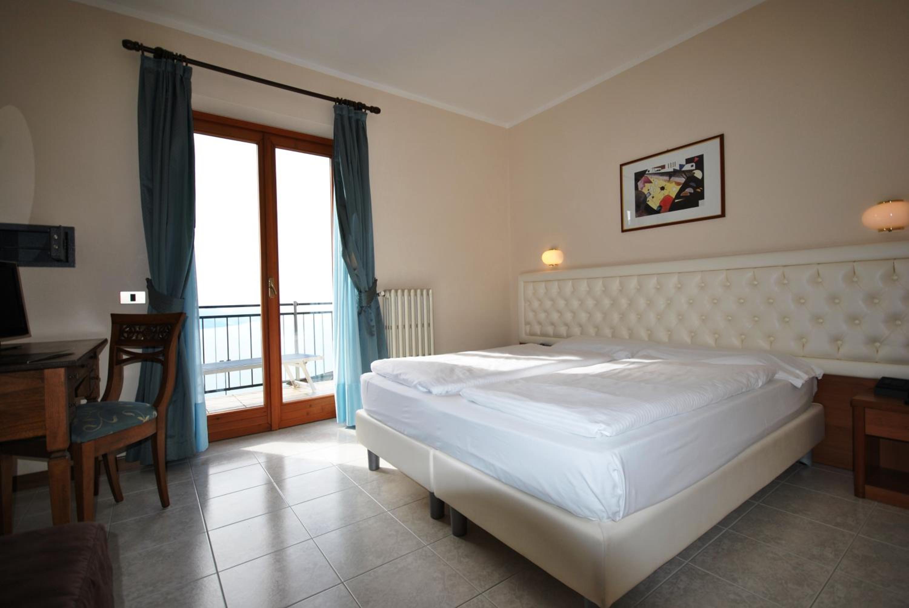 Superior Double or Twin Room with Lake View - Photo 6