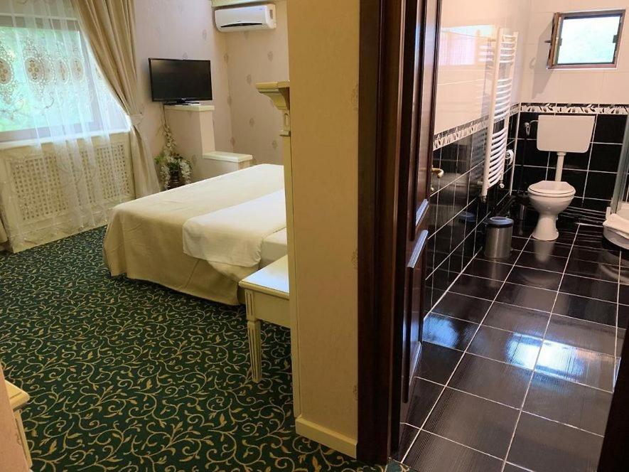 Deluxe Room (2 Adults + 1 Child) - Photo 13