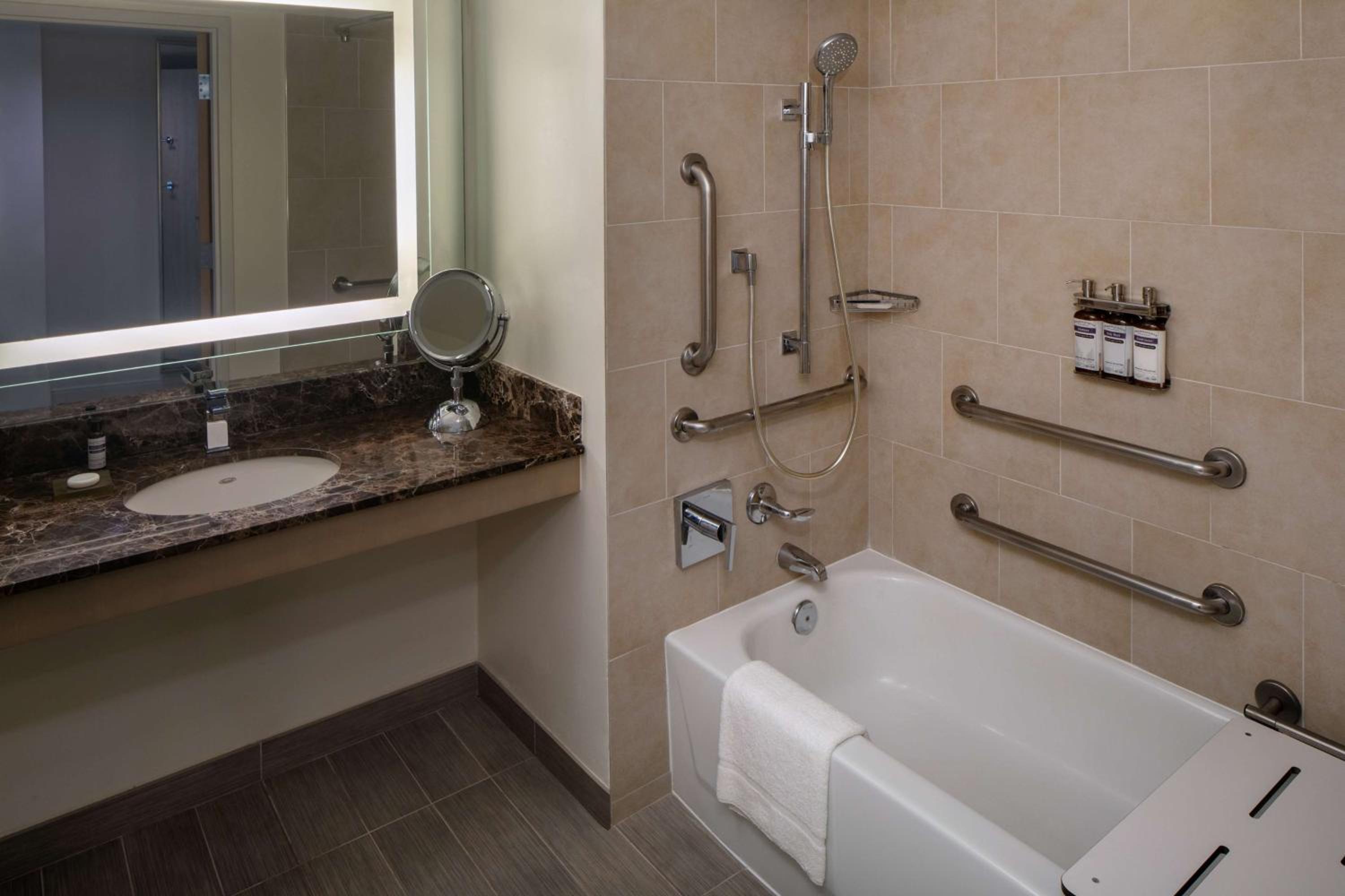 King Room with Accessible Tub - Disability Access - Photo 2