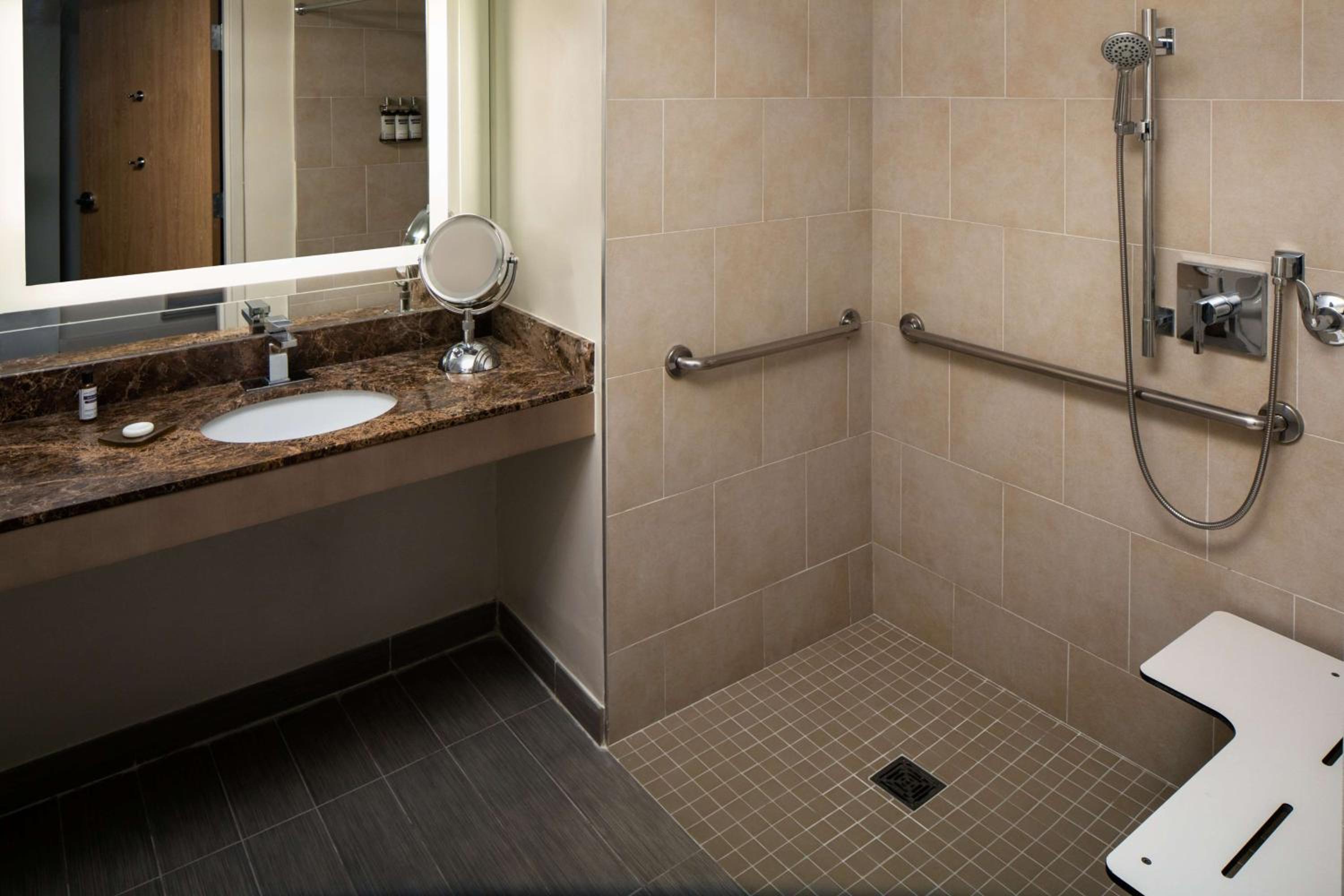 King Room with Accessible Shower - Disability Access - Photo 2