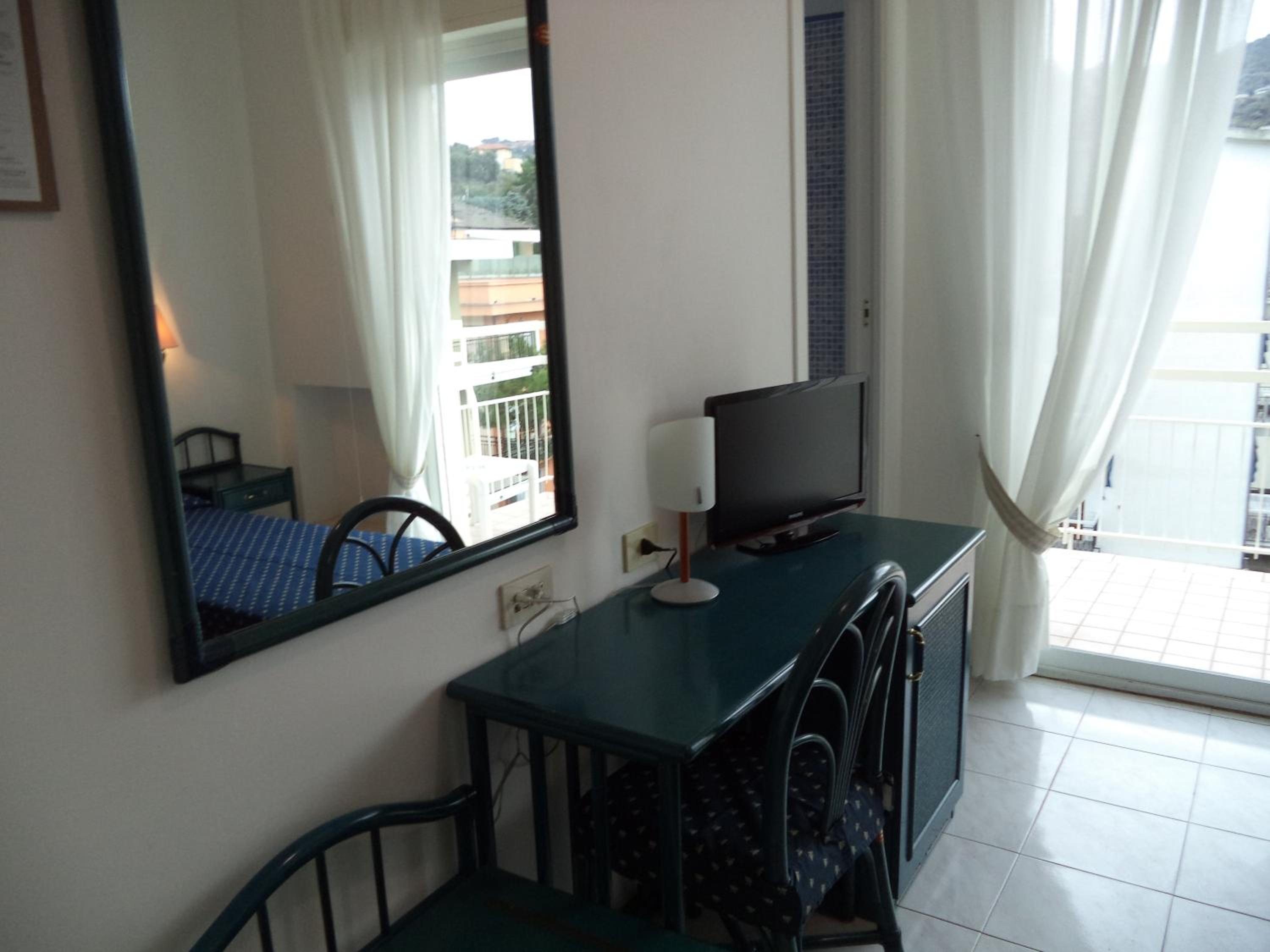Classic Double or Twin Room with Partial Sea View photo 3