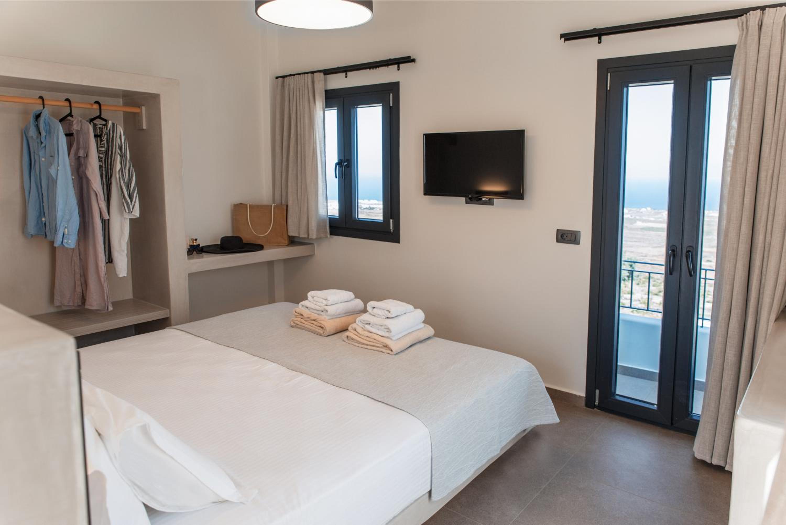 Deluxe Suite with Panoramic Sea View and Outdoor Hot Tub - Photo 4